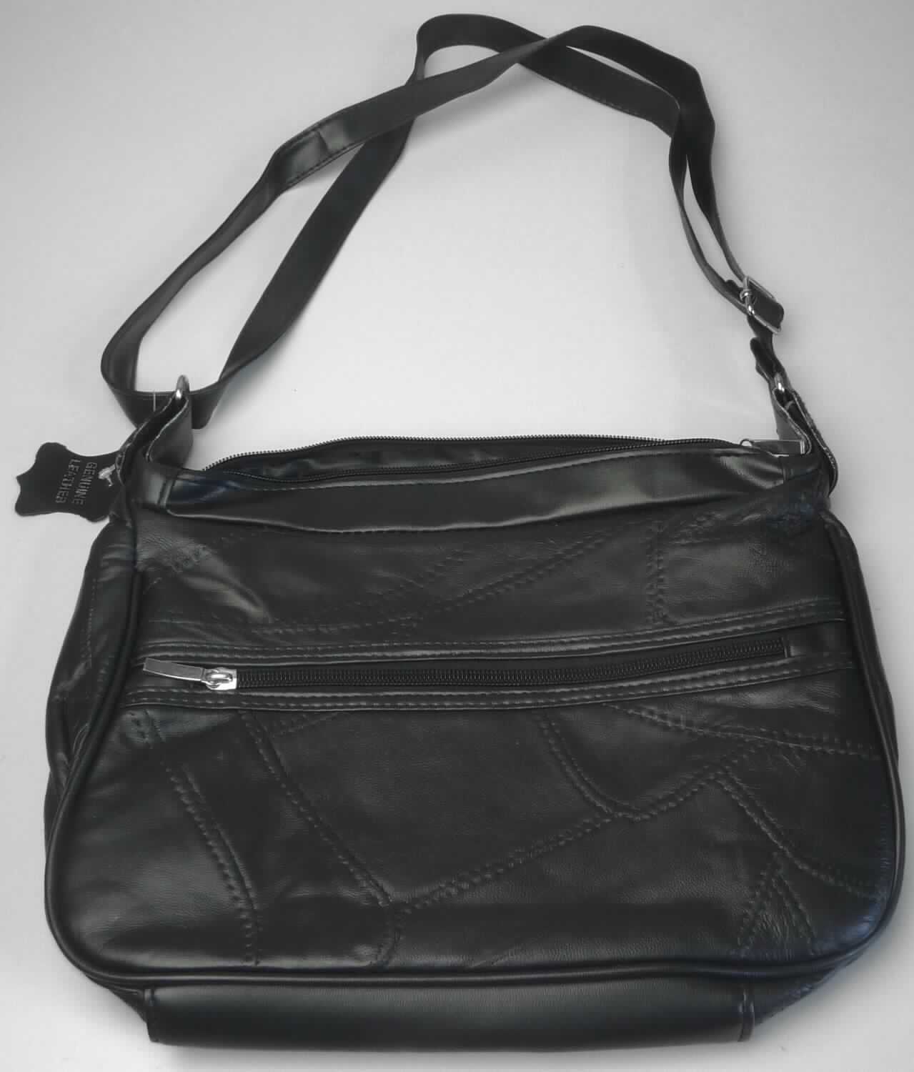 Handtasche, sog. Handtasche aus Patchworkleder und PVC, Art. 62157, Foto siehe Anlage,
- mit einer Außenseite überwiegend aus Leder (patchworkartig zusammengenähte Lederstücke),
- am Bodenteil und am oberen Rand mit einer Außenseite aus Kunststofffolie,
- das Leder bestimmt nach dem Umfang den wesentlichen Charakter der Außenseite,
- mit einem verstellbaren Schultertragegurt,
- an den beiden Längsseiten mit jeweils einem eingesetzten Fach mit Reißverschluss,
- mit zwei Hauptfächern, jeweils mit einem entlang dem oberen Rand verlaufenden Reißverschluss zu öffnen,
- in den Hauptfächern mit jeweils einem Innenfach ausgestattet,
- mit einer Größe von ca. 29 cm x 7 cm x 21 cm,
- ohne Hinweise auf Handarbeit,
- Handtasche, da aufgrund der Form, der Größe und des Gesamteindrucks in erster Linie dazu geeignet, 
  kleinere persönliche Gegenstände aufzunehmen.

"Handtasche, mit Außenseite aus Leder, nicht handgearbeitet"
