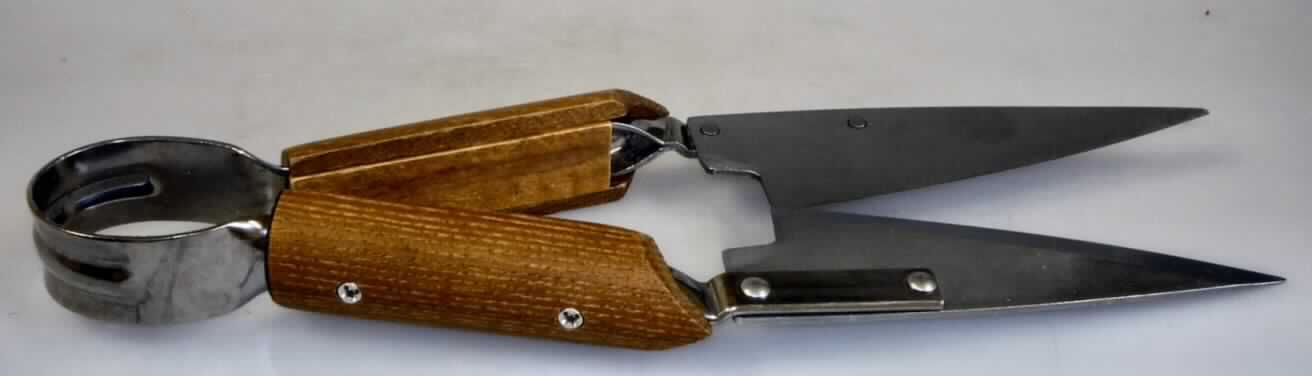 "Buchsbaumschere"; das sind Scheren mit breiten Klingen (arbeitender Teil) aus Stahl. Die Klingen sind an einem Griff befestigt; dieser besteht aus einem durchgehenden Stahlband, mittig gebogen und an den Griffflächen mit Holz ummantelt. Bei Nichtbenutzung ist die Schere durch den auseinanderfedernden Griff geöffnet.
Die mit einer Hand zu führenden Scheren haben eine Länge von ca. 29,5 cm und sind für den Formschnitt von Buchsbäumen bestimmt. 
Sie sind in einer Verpackung aus Pappe und Kunststoff aufgemacht.

Abbildung siehe Anlage.

Derartige Erzeugnisse gehören als "Gartenscheren mit Klingen aus unedlem Metall" zur Codenummer 8201 5000 00 0 des Elektronischen Zolltarifs.