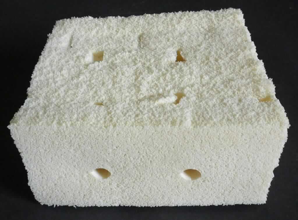 Es handelt sich um Matratzen aus Zellkautschuk (laut Antrag), zwischen 200 x 80 x 12 cm (L x B x D) und 200 x 140 x 15 cm groß, mit gleichmäßig verteilten zylindrischen Hohlräumen (1,5 (D) x 2 (L) cm) im Innern, umhüllt mit einem vernähten Bezug aus Baumwolle (Jersey).

Die Waren sind als "Bettausstattung, Auflegematratze, aus Zellkautschuk" einzureihen.