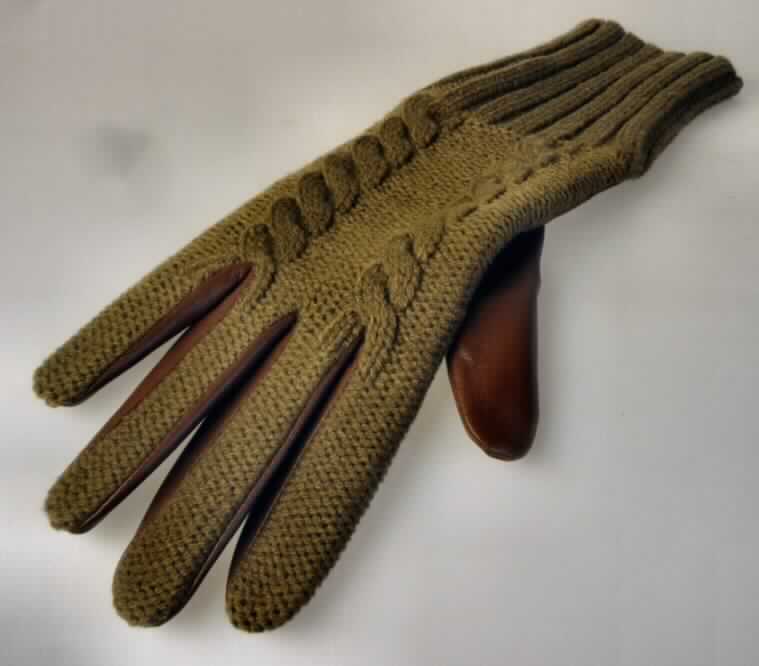 Handschuhe aus Leder, Foto siehe Anlage,
- als Fünffingerhandschuhe gearbeitet,
- an der Innenhand, der Innenseite der Finger, dem Daumen und den Fingerzwischenräumen 
  aus Leder,
- an der Außenseite der Hand und der Finger aus Gewirken aus Spinnstoffen,
- das Leder bestimmt insbesondere nach dem Umfang den Charakter der Ware,
- mit einem Innenfutter aus Spinnstoffen,
- in Höhe des Handgelenks mit einem verengenden, elastischen Band ausgestattet,
- ohne funktionelle Merkmale von Spezialsport- oder Schutzhandschuhen.

"Bekleidungszubehör (Fingerhandschuhe) aus Leder, keine Spezialsport- oder 
 Schutzhandschuhe"