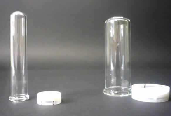 Glaswaren für Laboratorien, lt. Antrag Violen aus Glas und Septen (10 + 35 ml), siehe Foto,
- in Form von Probenröhrchen,
- gemäß ergänzenden Antragsangaben aus Borosilikatglas (mit einem linearen 
  Ausdehnungskoeffizienten von 5 x 10 hoch minus 6 oder weniger je Kelvin in einem 
  Temperaturbereich von 0°C bis 300°C),
- mit unterschiedlichen Durchmessern (2,3 und 1,8 cm), mit einer Länge von ca. 9 cm,
- mit Verschluss aus Kunststoff und Metall (Septen),
- dazu bestimmt, für die Mikrowellensynthese im Discover verwendet zu werden.