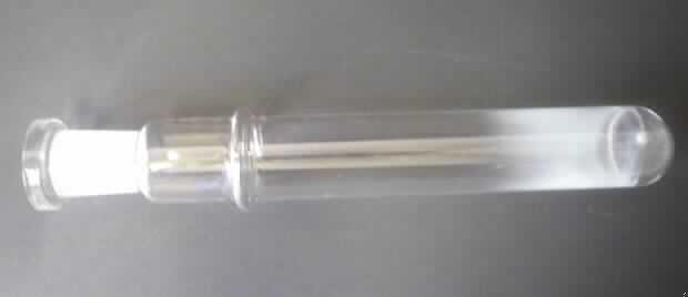 Glaswaren für Laboratorien, siehe Foto, 
- in Form einer oben offenen, unten abgerundeten, geschlossenen Röhre, die sich nach oben
  hin zweimal verjüngt,
- mit einer Länge von ca. 31 cm und einem oberen Durchmeser von ca. 4,5 cm,
- lt. Antragsangaben aus Quarzglas (geschmozenem Quarz),  
- ohne Verschlussstopfen, Skalen oder Eichzeichen, 
- für den offenen Aufschluss im Star-System.