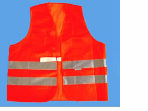 Weste, sog. WT Warnschutzweste, in Erwachsenengröße, Foto siehe Anlage,
- laut Antrag:
-- aus ca. 0,5 mm dicken, signalfarbenen (orange) Geweben aus 80 % Polyester (synthetische Chemiefasern)
   und 20 % Baumwolle, 
-- über die Taille reichend (Rückenlänge: ca. 66 cm),
-- ärmellos; ungefüttert,
-- vorn mit einer durchgehenden Öffnung, die mit einem Doppelringverschluss von links über rechts
   geschlossen wird (Männerkleidung),
-- im Vorder- und Rückenteil mit aufgenähten, ca. 5 cm breiten, reflektierenden Streifen aus mit 
   metallisierten Mikrokügelchen überzogenen Geweben der Position 5907,
-- alle Ränder mit schmalen Gewirkestreifen eingefaßt,
-- wird die Ware aufgrund der Farbe und der reflektierenden Streifen als Warnschutzkleidung getragen,
-- lässt die Ware nicht erkennen, dass sie dazu bestimmt ist, ausschließlich oder hauptsächlich zum 
   Schutz anderer Kleidungsstücke und/oder Personen bei der Ausübung einer beruflichen
   Tätigkeit getragen zu werden.

"Andere Kleidung (Weste), aus Geweben, für Männer, aus Chemiefasern, keine Arbeits- und Berufskleidung"
