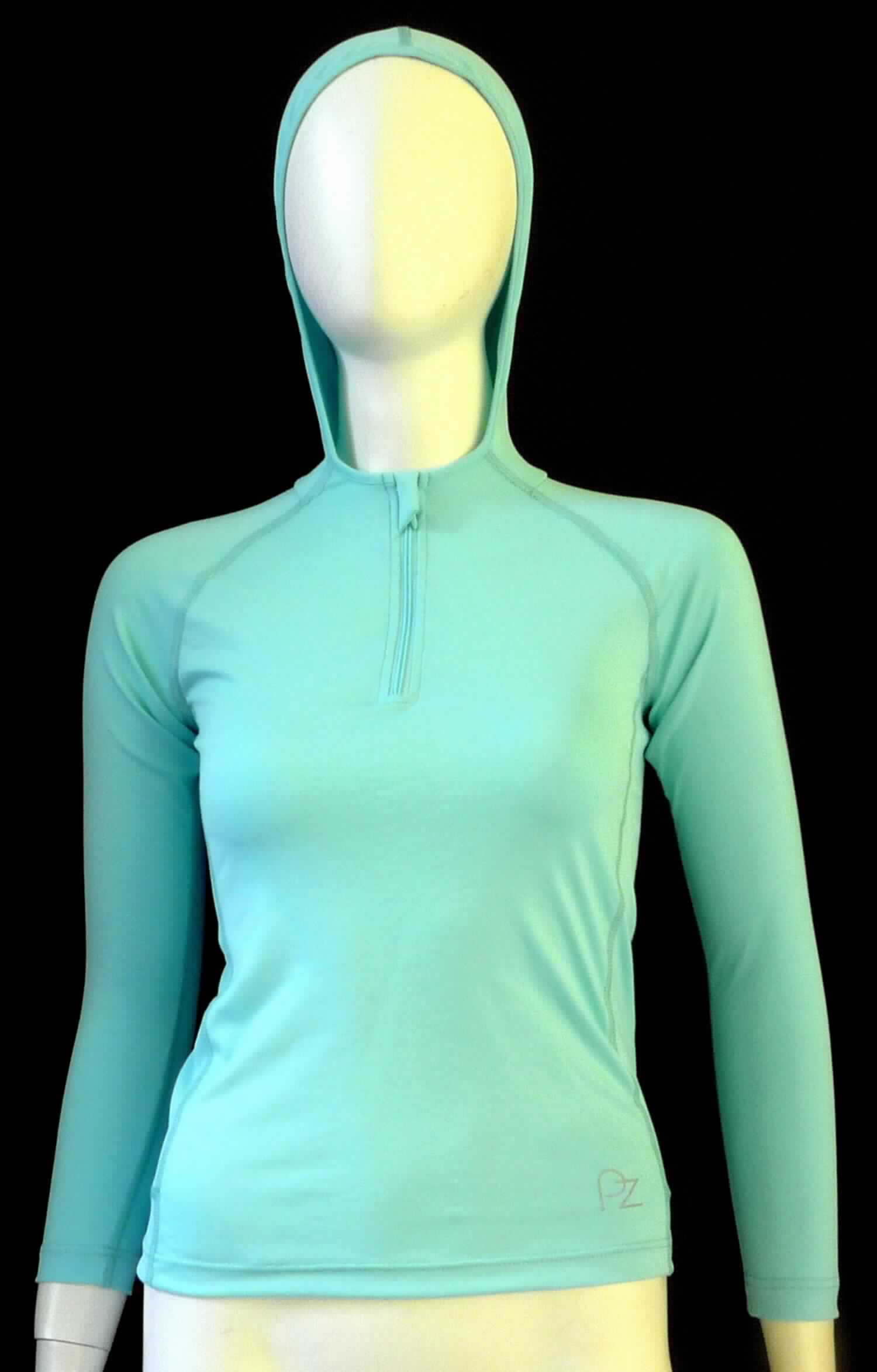 Hemdbluse, sog. ODE Running Shirt, Größe 140, Foto siehe Anlage,
- aus ca. 0,5 mm dicken (leichten), einfarbigen Gewirken aus laut Antrag 100 % Polyester (synthetische 
  Chemiefasern); mit durchschnittlich mehr als 10 Maschen in jeder Richtung je linearen Zentimeter,
- über den Schritt reichend (Rückenlänge: ca. 55 cm),
- mit einer angesetzten Kapuze,
- vorn mit einer nicht durchgehenden Öffnung mit Reißverschluss; ohne Hinweise auf den Trägerkreis (unisex),
- mit langen Ärmeln,
- am unteren Rand durch Umschlagen und Festnähen gesäumt,
- den Hemden für Knaben entsprechend zugeschnitten.

"Hemdbluse, aus Gewirken, für Mädchen, aus Chemiefasern"