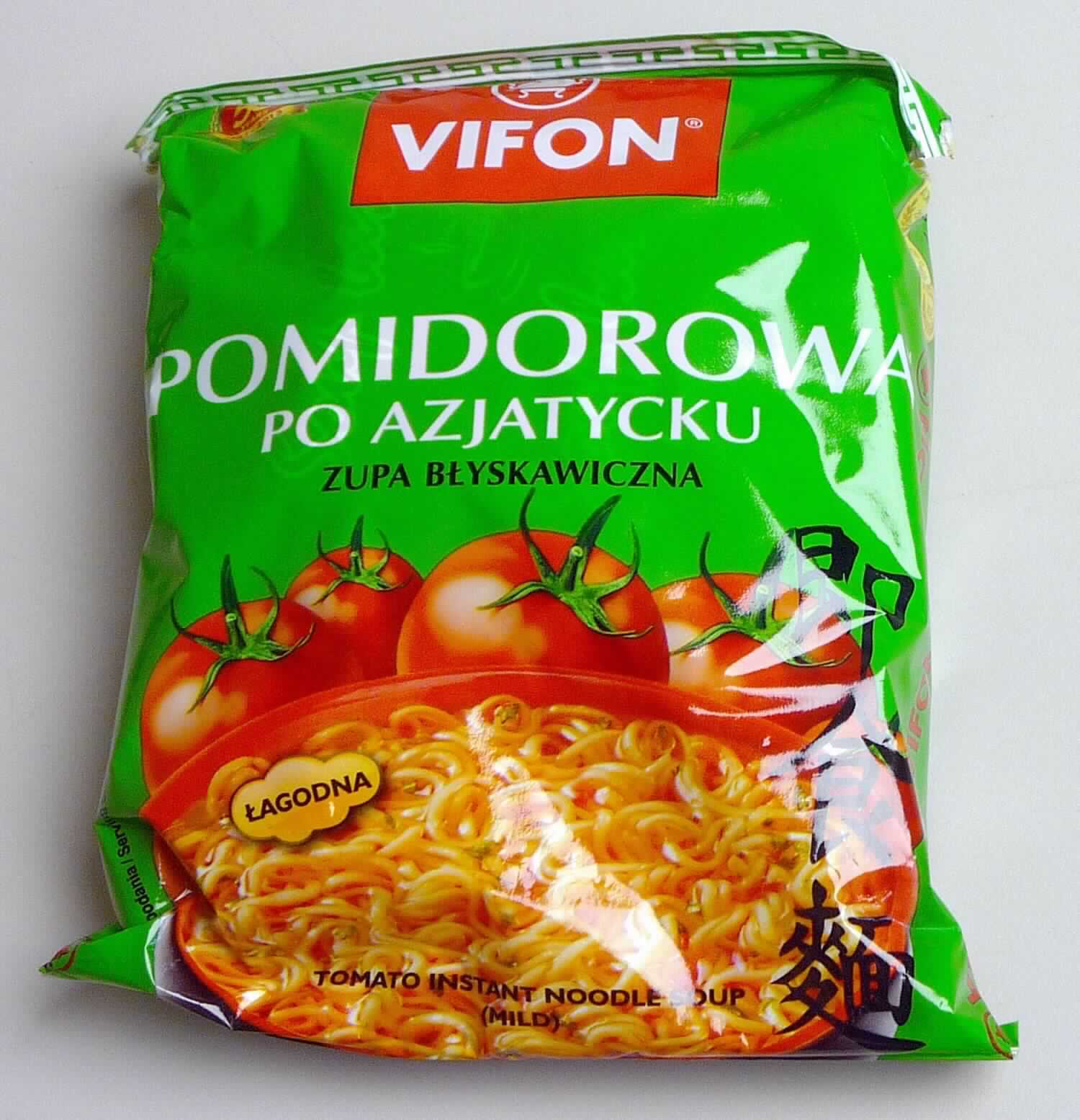 Instant-Nudelsuppe mit Tomatengeschmack

Antragsangaben:
POMIDOROWA PO AZJATYCKU (TOMATO INSTANT NOODLE SOUP (MILD)) - 70 g

Beschreibung des vorgelegten Warenmusters:
Ca. 10 cm x 8,5 cm x 2 cm großer Block aus dicht ineinander verschlungenen gelblichen, trockenen, sehr brüchigen 
Fadennudeln, Geschmack nach in Fett gerösteten Teigwaren, ähnlich frittiertem Knabbergebäck; beigelegt ein rotes 
Tütchen mit Suppenpulver (Aufdruck "Soup base"); gemeinsam verpackt in einer grünen Original-Schlauchfolie mit 
Abbildung einer asiatischen Nudelsuppe und Angaben in polnischer und englischer Sprache, denen u.a. der 
Handelsname (siehe Feld 8), die Verkehrsbezeichnung ("Tomato Instant Noodle Soup (Mild)"), der Nettoinhalt  
(70 g), die Zutatenliste (siehe Feld 8) und ein Zubereitungshinweis (Nudeln in eine Schüssel geben, Suppengrundlage und 400 ml kochendes Wasser hinzufügen, 3 Minuten zugedeckt stehen lassen, Umrühren und Servieren) entnommen werden können.

Es liegt eine Warenzusammenstellung in Aufmachung für den Einzelverkauf vor, die zur Herstellung eines 
Nudelgerichts vorgesehen ist. Der Charakter wird durch die Nudeln bestimmt, da diese den größten Teil der 
Ware ausmachen.

Teigware, durch Frittieren zubereitet und getrocknet, aus Weizenmehl