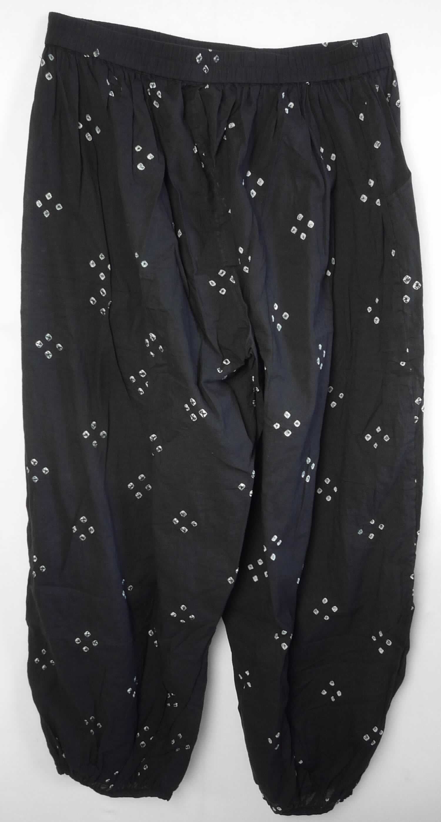 Lange Hose, Art. 62300, Größe M, Foto siehe Anlage,
- aus ca. 0,2 mm dicken, lt. Antrag nach dem Batikverfahren handbedruckten Geweben aus 100 % Baumwolle, 
- in der Taille abschließend; mit einem angesetzten, ca. 3,5 cm breiten, elastischen Taillenbund,
- ohne Öffnung und ohne Verschluss,
- ohne Hinweise auf den Trägerkreis (unisex),
- seitlich mit zwei eingesetzten, offenen Taschen,
- mit knöchellangen Hosenbeinen,
- an den Beinabschlüssen gesäumt,
- keine Arbeits- und Berufskleidung.

"Lange Hose, aus Geweben, für Frauen, aus Baumwolle, keine Arbeits- und Berufskleidung, andere als in den  
 Unterpositionen 6204 6231 bis 6204 6233 genannte, nach dem Batikverfahren handbedruckt"