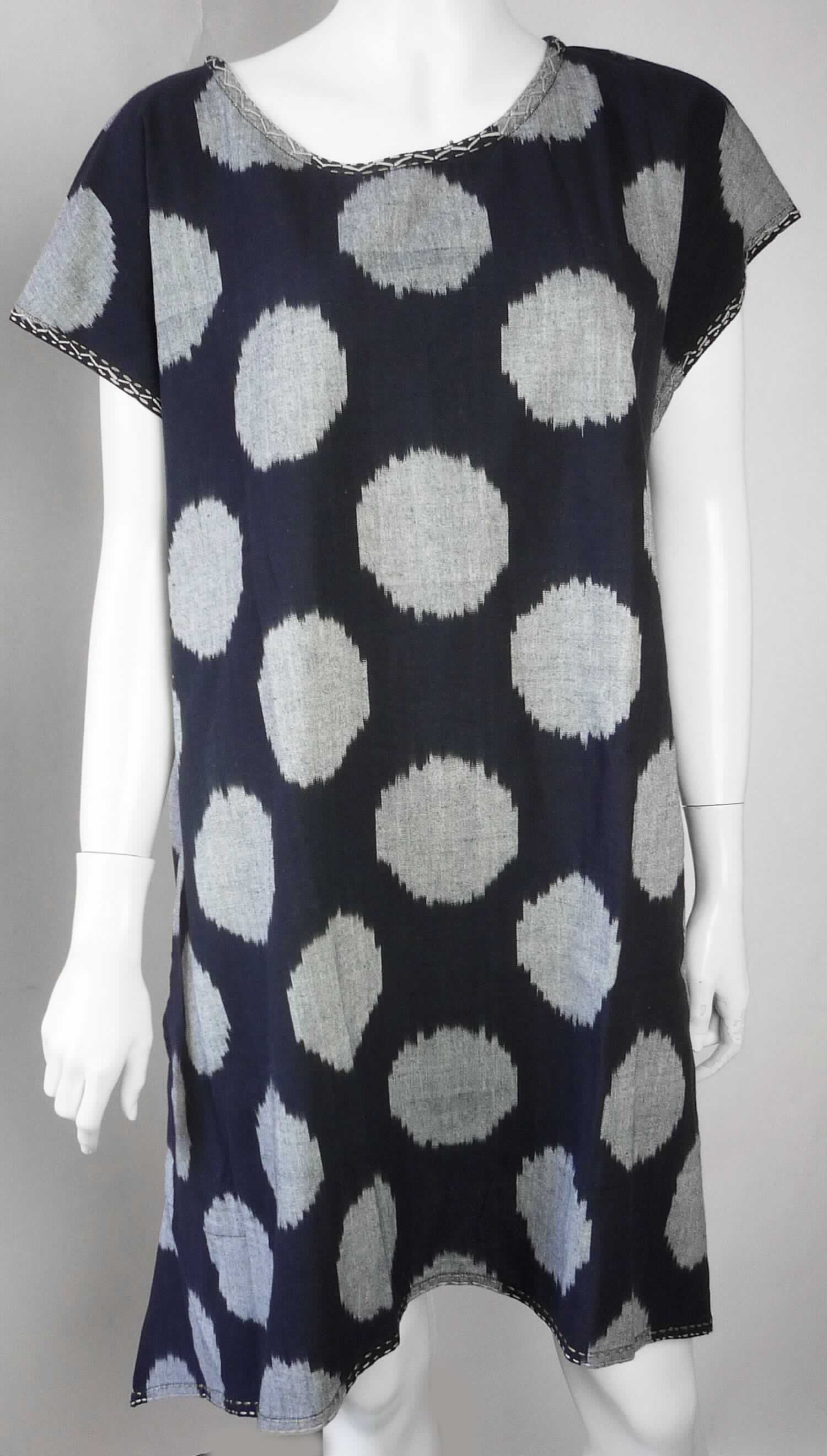 Kleid, Art. 62-700, Größe M, Foto siehe Anlage,
- aus ca. 0,4 mm dicken, buntgewebten Geweben (melierte Garne) aus lt. Antrag 100 % Baumwolle,
- über den halben Oberschenkel reichend (Rückenlänge: ca. 88 cm), 
- mit einem runden Halsausschnitt,
- mit sehr kurzen, weiten Ärmeln (sog. überschnittene Schulter),
- seitlich mit zwei eingesetzten, offenen Taschen unterhalb der Taille,
- am Halsausschnitt, an den Ärmelenden und entlang des unteren Randes zusätzlich mit Stickereien verziert,
- am unteren Rand durch Umschlagen und Festnähen gesäumt,
- kann aufgrund der Länge ohne ein weiteres, den Unterkörper bedeckendes Kleidungsstück getragen werden,

"Kleid, aus Geweben, für Frauen, aus Baumwolle, nicht nach dem Batik-Verfahren handbedruckt"