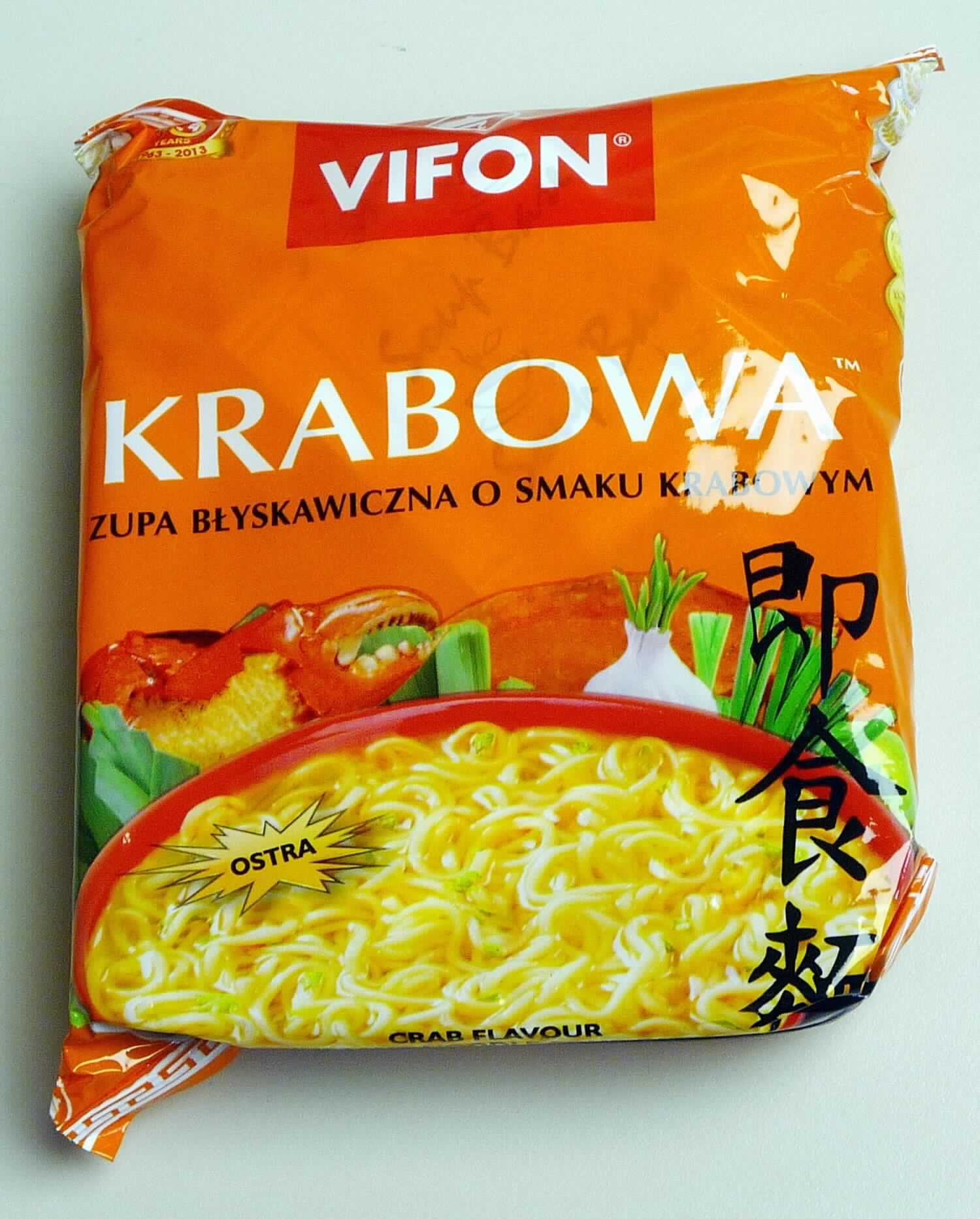 Instant-Nudelsuppe mit Krabbengeschmack

Antragsangaben:
KRABOWA (CRAB FLAVOUR INSTANT NOODLE SOUP) - 70 g

Beschreibung des vorgelegten Warenmusters:
Ca. 10,5 cm x 9 cm x 2,5 cm großer Block aus dicht ineinander verschlungenen gelblichen, trockenen, sehr 
brüchigen Fadennudeln, Geschmack nach in Fett gerösteten Teigwaren, ähnlich frittiertem Knabbergebäck; 
beigelegt ein weißes Tütchen mit Suppenpulver (Aufdruck "Soup base") und ein Klarsichttütchen mit einem trüben 
orangefarbenen Öl (Aufdruck "Flavouring Oil"); gemeinsam verpackt in einer orangefarbenen Original-Schlauchfolie 
mit Abbildung einer asiatischen Nudelsuppe und Angaben in polnischer und englischer Sprache, denen u.a. der 
Handelsname (siehe Feld 8), die Verkehrsbezeichnung ("Crab Flavour Instant Noodle Soup (Hot)"), der Nettoinhalt 
(70 g), die Zutatenliste (siehe Feld 8) und ein Zubereitungshinweis (Nudeln in eine Schüssel geben, Suppengrund-
lage und 400 ml kochendes Wasser hinzufügen, 3 Minuten zugedeckt stehen lassen, Umrühren und Servieren) 
entnommen werden können.

Es liegt eine Warenzusammenstellung in Aufmachung für den Einzelverkauf vor, die zur Herstellung eines 
Nudelgerichts vorgesehen ist. Der Charakter wird durch die Nudeln bestimmt, da diese den größten Teil der 
Ware ausmachen.

Teigware, durch Frittieren zubereitet und getrocknet, aus Weizenmehl