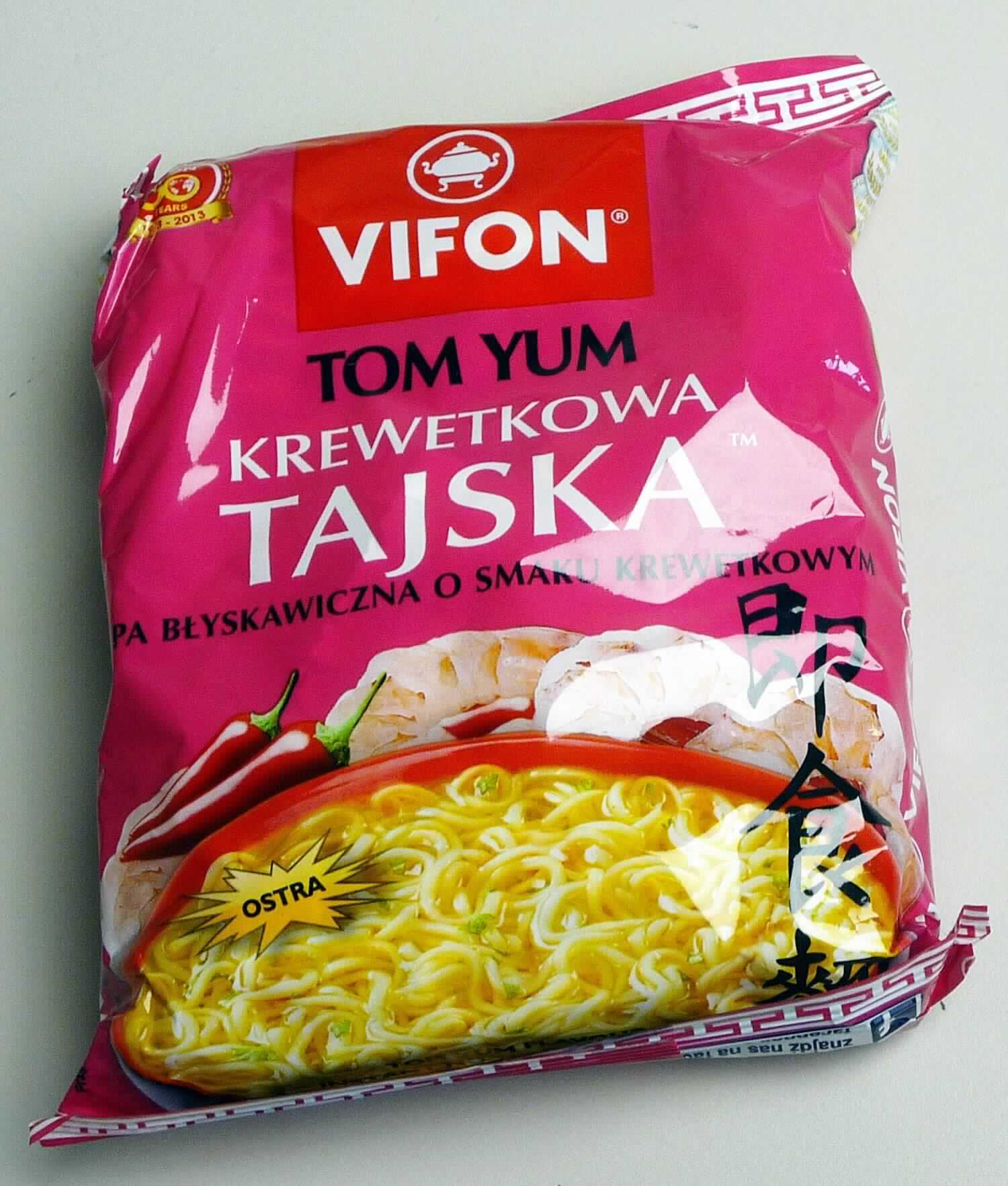 Instant-Nudelsuppe mit Tom Yum Shrimps Geschmack

Antragsangaben:
KREWETKOWA TAJSKA (TOMYUM FLAVOUR INSTANT NOODLE SOUP) - 70 g

Beschreibung des vorgelegten Warenmusters:
Ca. 10 cm x 9 cm x 2,5 cm großer Block aus dicht ineinander verschlungenen gelblichen, trockenen, sehr brüchigen 
Fadennudeln, Geschmack nach in Fett gerösteten Teigwaren, ähnlich frittiertem Knabbergebäck; beigelegt ein 
weißes Tütchen mit Suppenpulver (Aufdruck "Soup base") und ein Klarsichttütchen mit einem trüben orangegelben 
Öl (Aufdruck "Flavouring Oil"); gemeinsam verpackt in einer rosafarbenen Original-Schlauchfolie mit Abbildung 
einer asiatischen Nudelsuppe und Angaben in polnischer und englischer Sprache, denen u.a. der Handelsname 
(siehe Feld 8), die Verkehrsbezeichnung ("Tom Yum Instant Noodle Soup (Hot)"), der Nettoinhalt  (70 g), die 
Zutatenliste (siehe Feld 8) und ein Zubereitungshinweis (Nudeln in eine Schüssel geben, Suppengrundlage und 
400 ml kochendes Wasser hinzufügen, 3 Minuten zugedeckt stehen lassen, Umrühren und Servieren) entnommen 
werden können.

Es liegt eine Warenzusammenstellung in Aufmachung für den Einzelverkauf vor, die zur Herstellung eines 
Nudelgerichts vorgesehen ist. Der Charakter wird durch die Nudeln bestimmt, da diese den größten Teil der 
Ware ausmachen.

Teigware, durch Frittieren zubereitet und getrocknet, aus Weizenmehl