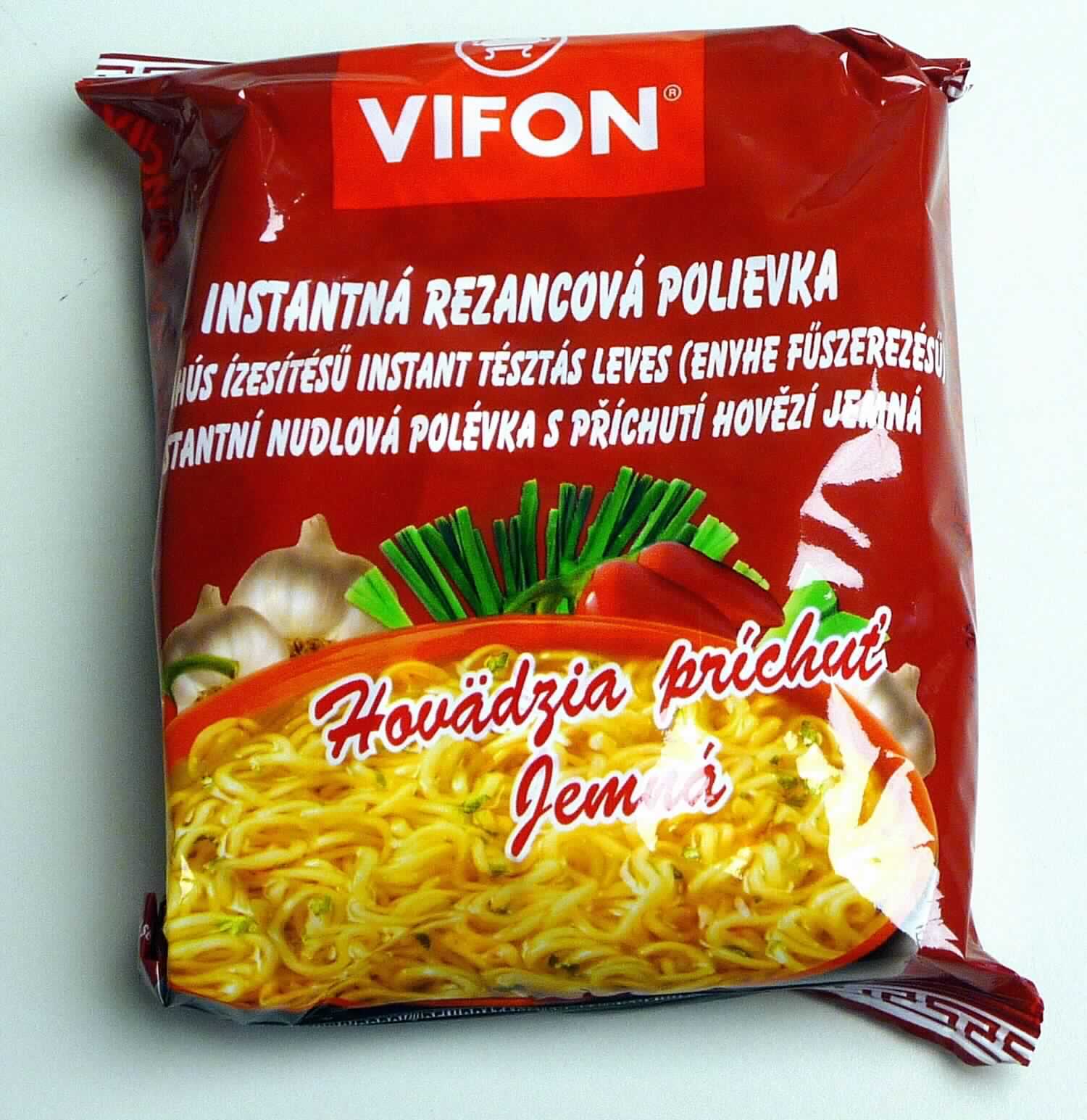 Instant-Nudelsuppe mit Rindfleischgeschmack

Antragsangaben:
HOVADZIA PRICHUT JEMNA (BEEF FLAVOUR INSTANT NOODLE SOUP) - 60 g

Beschreibung des vorgelegten Warenmusters:
Ca. 9,5 cm x 8 cm x 2 cm großer Block aus dicht ineinander verschlungenen gelblichen, trockenen, sehr brüchigen 
Fadennudeln, Geschmack nach in Fett gerösteten Teigwaren, ähnlich frittiertem Knabbergebäck; beigelegt ein 
weißes Tütchen mit Suppenpulver (Aufdruck "Soup base") und ein Klarsichttütchen mit einem trüben orange-
farbenen Öl (Aufdruck "Flavouring Oil"); gemeinsam verpackt in einer roten Original-Schlauchfolie mit Abbildung 
einer asiatischen Nudelsuppe und Angaben ausschließlich in osteuropäischen Sprachen, denen u.a. der Handels-
name (siehe Feld 8), der Nettoinhalt  (60 g) und die Zusammensetzung aus 93 % Nudeln (mit Palmöl) und 
7 % Suppengrundlage, sowie in Verbindung mit einer vorhandenen Abbildung, ein Zubereitungshinweis (Nudeln 
in eine Schüssel geben, Suppengrundlage und 400 ml kochendes Wasser hinzufügen, 3 Minuten zugedeckt 
stehen lassen, Umrühren und Servieren) entnommen werden können.

Es liegt eine Warenzusammenstellung in Aufmachung für den Einzelverkauf vor, die zur Herstellung eines 
Nudelgerichts vorgesehen ist. Der Charakter wird durch die Nudeln bestimmt, da diese den größten Teil der 
Ware ausmachen.

Teigware, durch Frittieren zubereitet und getrocknet, aus Weizenmehl