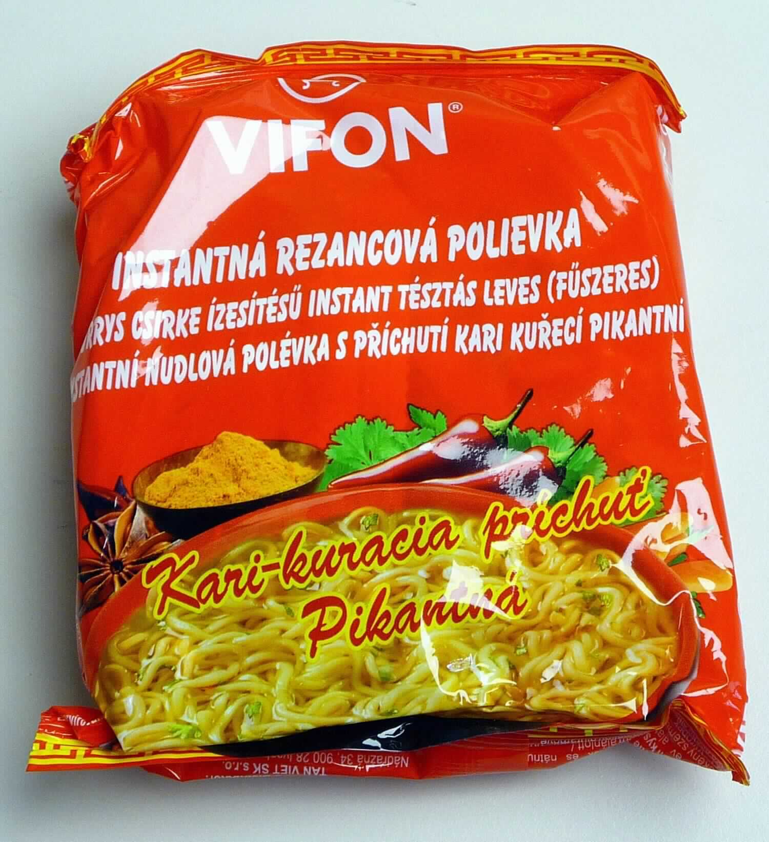 Instant-Nudelsuppe mit Curry-Hähnchengeschmack

Antragsangaben:
KARI-KURACIA PRICHUT PIKANTNA (CURRY CHICKEN FLAVOUR INSTANT NOODLE SOUP) - 60 g

Beschreibung des vorgelegten Warenmusters:
Ca. 9,5 cm x 9 cm x 2,5 cm großer Block aus dicht ineinander verschlungenen gelblichen, trockenen, sehr 
brüchigen Fadennudeln, Geschmack nach in Fett gerösteten Teigwaren, ähnlich frittiertem Knabbergebäck; 
beigelegt ein weißes Tütchen mit Suppenpulver (Aufdruck "Soup base"), ein grünes Tütchen mit Sichtfenster 
(Aufdruck: "Vegetable"; Inhalt: grün-oranges Trockengemüse) und ein Klarsichttütchen mit einem trüben 
orangefarbenen Öl (Aufdruck "Flavouring Oil"); gemeinsam verpackt in einer roten Original-Schlauchfolie mit 
Abbildung einer asiatischen Nudelsuppe und Angaben ausschließlich in osteuropäischen Sprachen, denen u.a. 
der Handelsname (siehe Feld 8), der Nettoinhalt (60 g) und die Zusammensetzung aus 90,8 % Nudeln (mit 
Palmöl) und 9,2 % Suppengrundlage, sowie in Verbindung mit einer vorhandenen Abbildung, ein Zubereitungs-
hinweis (Nudeln in eine Schüssel geben, Suppengrundlage und 400 ml kochendes Wasser hinzufügen, 
3 Minuten zugedeckt stehen lassen, Umrühren und Servieren) entnommen werden können.

Es liegt eine Warenzusammenstellung in Aufmachung für den Einzelverkauf vor, die zur Herstellung eines 
Nudelgerichts vorgesehen ist. Der Charakter wird durch die Nudeln bestimmt, da diese den größten Teil der 
Ware ausmachen.

Teigware, durch Frittieren zubereitet und getrocknet, aus Weizenmehl