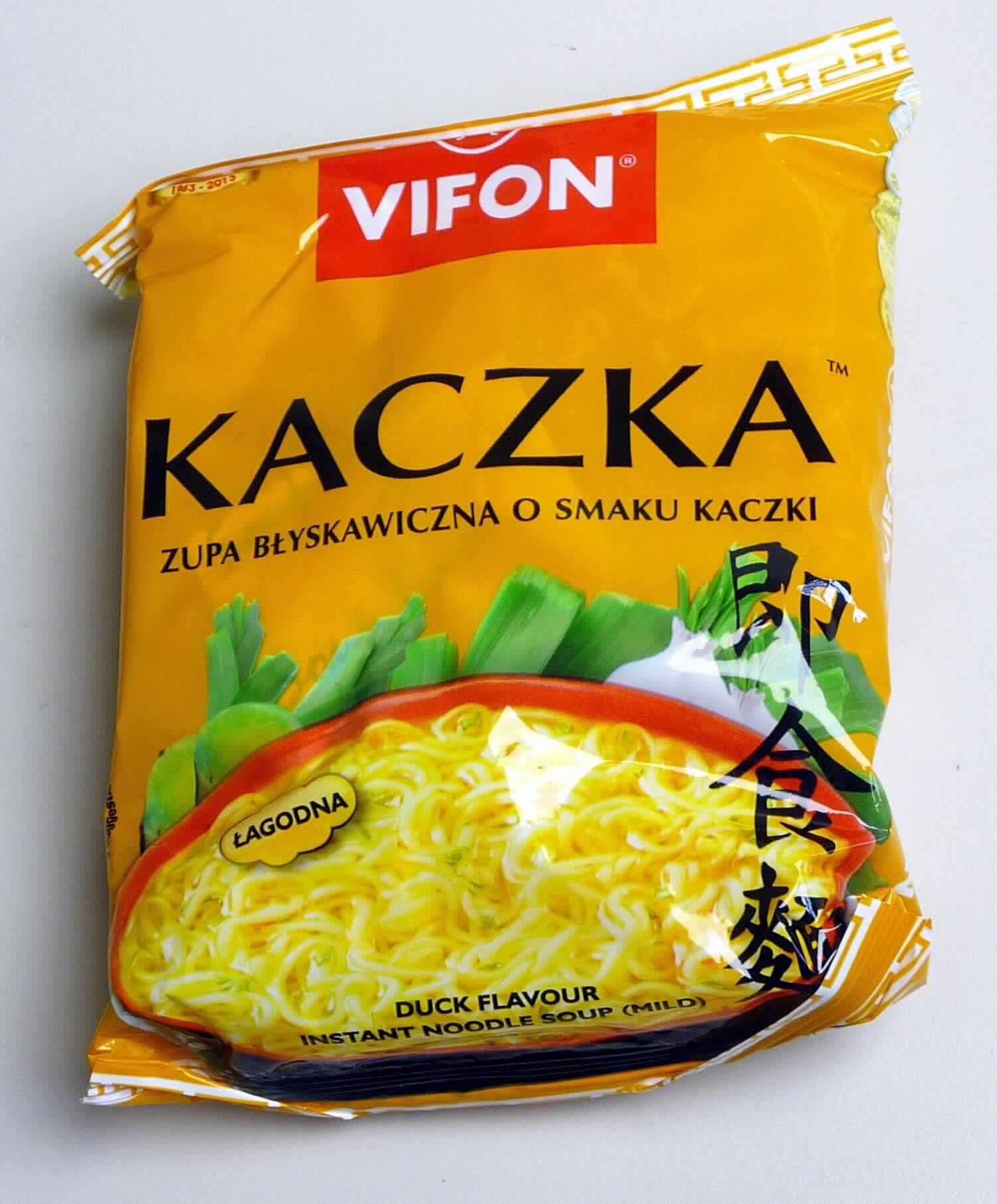 Instant-Nudelsuppe mit Entengeschmack

Antragsangaben:
KACZKA (DUCK FLAVOUR INSTANT NOODLE SOUP) - 70 g

Beschreibung des vorgelegten Warenmusters:
Ca. 10,5 cm x 9 cm x 2,5 cm großer Block aus dicht ineinander verschlungenen gelblichen, trockenen, sehr 
brüchigen Fadennudeln, Geschmack nach in Fett gerösteten Teigwaren, ähnlich frittiertem Knabbergebäck; 
beigelegt ein weißes Tütchen mit Suppenpulver (Aufdruck "Soup base") und ein Klarsichttütchen mit einem trüben 
orangegelben Öl (Aufdruck "Flavouring Oil"); gemeinsam verpackt in einer ockergelben Original-Schlauchfolie mit 
Abbildung einer asiatischen Nudelsuppe und Angaben in polnischer und englischer Sprache, denen u.a. der 
Handelsname (siehe Feld 8), die Verkehrsbezeichnung ("Duck Flavour Instant Noodle Soup (Mild)"), der Nettoinhalt 
(70 g), die Zutaten-liste (siehe Feld 8) und ein Zubereitungshinweis (Nudeln in eine Schüssel geben, Suppengrund-
lage und 400 ml kochendes Wasser hinzufügen, 3 Minuten zugedeckt stehen lassen, Umrühren und Servieren) 
entnommen werden können

Es liegt eine Warenzusammenstellung in Aufmachung für den Einzelverkauf vor, die zur Herstellung eines 
Nudelgerichts vorgesehen ist. Der Charakter wird durch die Nudeln bestimmt, da diese den größten Teil der 
Ware ausmachen.

Teigware, durch Frittieren zubereitet und getrocknet, aus Weizenmehl