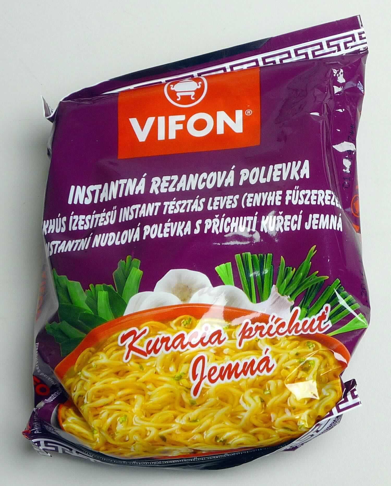 Instant-Nudelsuppe mit Hähnchengeschmack

Antragsangaben:
KURACIA PRICHUT JEMNA (CHICKEN FLAVOUR INSTANT NOODLE SOUP) - 60 g

Beschreibung des vorgelegten Warenmusters:
Ca. 10 cm x 8 cm x 2 cm großer Block aus dicht ineinander verschlungenen gelblichen, trockenen, sehr brüchigen 
Fadennudeln, Geschmack nach in Fett gerösteten Teigwaren, ähnlich frittiertem Knabbergebäck; beigelegt ein 
weißes Tütchen mit Suppenpulver (Aufdruck "Soup base") und ein Klarsichttütchen mit einem trüben cremeweißen 
Öl (Aufdruck "Flavouring Oil"); gemeinsam verpackt in einer violetten Original-Schlauchfolie mit Abbildung einer 
asiatischen Nudelsuppe und Angaben ausschließlich in osteuropäischen Sprachen, denen u.a. der Handelsname 
(siehe Feld 8), der Nettoinhalt  (60 g) und die Zusammensetzung aus 91,7 % Nudeln (mit Palmöl) und 8,3 % Sup-
pengrundlage, sowie in Verbindung mit einer vorhandenen Abbildung, ein Zubereitungshinweis (Nudeln in eine 
Schüssel geben, Suppengrundlage und 400 ml kochendes Wasser hinzufügen, 3 Minuten zugedeckt stehen 
lassen, Umrühren und Servieren) entnommen werden können.

Es liegt eine Warenzusammenstellung in Aufmachung für den Einzelverkauf vor, die zur Herstellung eines 
Nudelgerichts vorgesehen ist. Der Charakter wird durch die Nudeln bestimmt, da diese den größten Teil der 
Ware ausmachen.

Teigware, durch Frittieren zubereitet und getrocknet, aus Weizenmehl