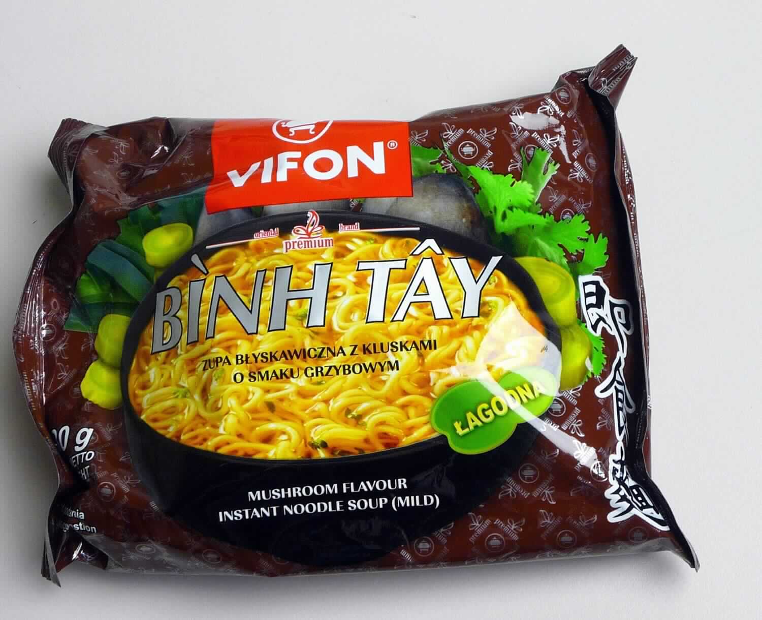 Instant-Nudelsuppe mit Pilzgeschmack

Antragsangaben:
BINH TAY (MUSHROOM FLAVOUR INSTANT NOODLE SOUP) - 80 g

Beschreibung des vorgelegten Warenmusters:
Ca. 9 cm x 9 cm x 2,5 cm großer Block aus dicht ineinander verschlungenen gelblichen, trockenen, sehr 
brüchigen Fadennudeln, Geschmack nach in Fett gerösteten Teigwaren, ähnlich frittiertem Knabbergebäck; 
beigelegt ein verschweißtes Klarsichttütchen mit folgendem Inhalt: ein grünes Tütchen mit Suppenpulver 
(Aufdruck "Soup base"), ein silberfarbenes Tütchen mit Trockengemüse (Aufdruck "Vegetables") und ein 
Klarsichttütchen mit einem trüben gelben Öl (Aufdruck "Flavouring Oil); gemeinsam verpackt in einer braunen 
Original-Schlauchfolie mit Abbildung einer asiatischen Nudelsuppe und Angaben in polnischer und englischer 
Sprache, denen u.a. der Handelsname (siehe Feld 8), die Verkehrsbezeichnung ("Mushroom Flavour Instant 
Noodle Soup (Mild)"), der Nettoinhalt  (80 g), die Zutatenliste (siehe Feld 8) und ein Zubereitungshinweis (Nudeln 
in eine Schüssel geben, Suppengrundlage und 400 ml kochendes Wasser hinzufügen, 3 Minuten zugedeckt 
stehen lassen, Umrühren und Servieren) entnommen werden können

Es liegt eine Warenzusammenstellung in Aufmachung für den Einzelverkauf vor, die zur Herstellung eines 
Nudelgerichts vorgesehen ist. Der Charakter wird durch die Nudeln bestimmt, da diese den größten Teil der 
Ware ausmachen.

Teigware, durch Frittieren zubereitet und getrocknet, aus Weizenmehl