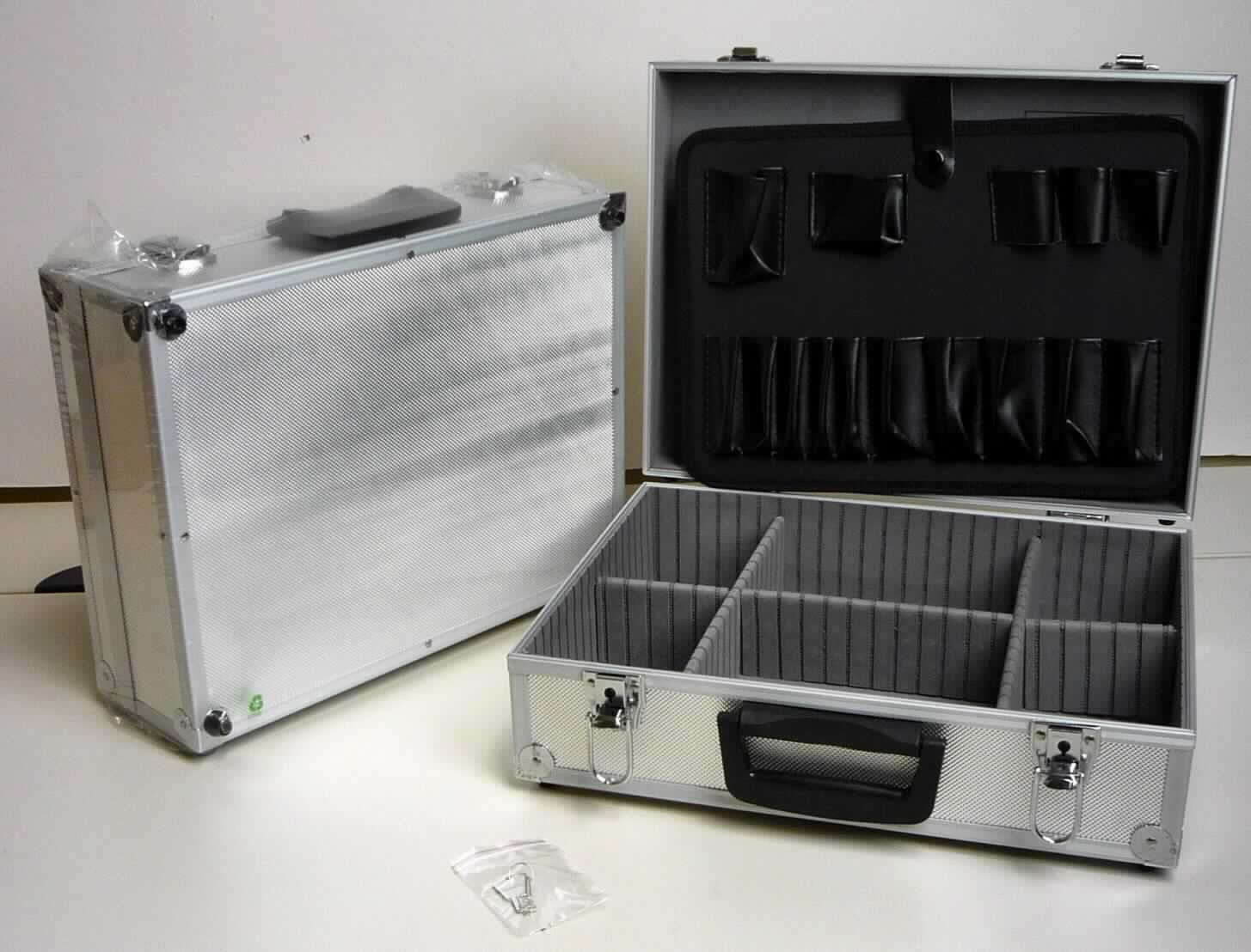 Handkoffer, sog. Werkzeugkoffer, Art.-Nr. 9095130, Abbildung siehe Anlage, 
- mit einer Außenseite aus strukturiertem (noppenförmig) Aluminium auf einer Unterkonstruktion aus Holzfaser- 
  platten, 
- mit einem Kantenschutz aus Aluminiumprofilen und Eckbeschlägen aus Stahl, 
- mit einem Handtragegriff aus Kunststoff, 
- mit jeweils vier Stellfüßen aus Kunststoff am Bodenteil und an einer Längsseite, 
- mit zwei abschließbaren Bügelschlössern aus unedlem Metall, 
- innen mit Schaumkunststoff ausgekleidet, 
- im Bodenteil mit verstellbaren Stegen aus mit Schaumkunststoff verkleideten Holzfaserplatten zur beliebigen 
  Fächereinteilung ausgestattet, 
- mit einer herausnehmbaren Platte aus Pappe im Deckel die mit 15 Halteschlaufen für Werkzeuge ausgestattet 
  ist, 
- nicht erkennbar zur Aufnahme von Werkzeugen hergerichtet, 
- mit den Abmessungen von ca. 39,5 (L) x 30 (B) x 13 (T) cm, 
- verpackt in einer handelsüblichen Verkaufsumschließung.

"Handkoffer, mit Außenseite aus Aluminium"