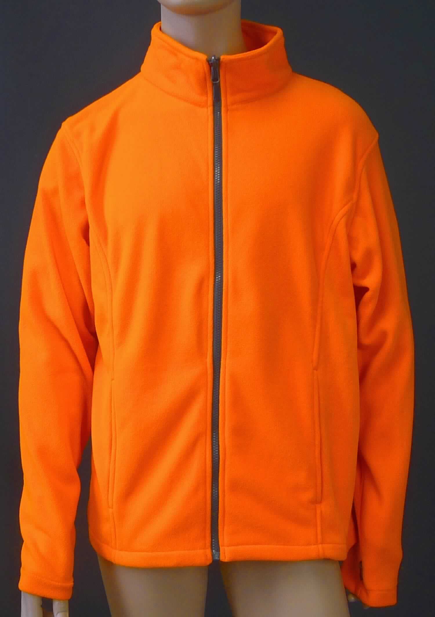 Jacke, sog. Fleece Jacke, Art. 7910, Größe L, Foto siehe Anlage,
- aus ca. 1,9 mm dicken, einfarbigen, beidseitig gerauten Gewirken aus laut Antrag 100 % Polyester
  (synthetische Chemiefasern),
- über die Taille reichend (Rückenlänge: ca. 70 cm), 
- mit einem Stehkragen,
- vorn mit einer durchgehenden Öffnung mit einem bis in die Kragenspitzen reichenden Reißverschluss, 
- ohne Hinweise auf den Trägerkreis (unisex),
- mit langen Ärmeln,
- mit zwei eingesetzten Taschen unterhalb der Taille,
- in Bahnen gearbeitet,
- am unteren Rand durch Umschlagen und Festnähen gesäumt,
- wird im Allgemeinen nicht über jeder anderen Kleidung und zum Schutz gegen das Wetter getragen, somit keine
  Ware der Position 6102.

"Jacke, aus Gewirken, für Frauen, aus synthetischen Chemiefasern"