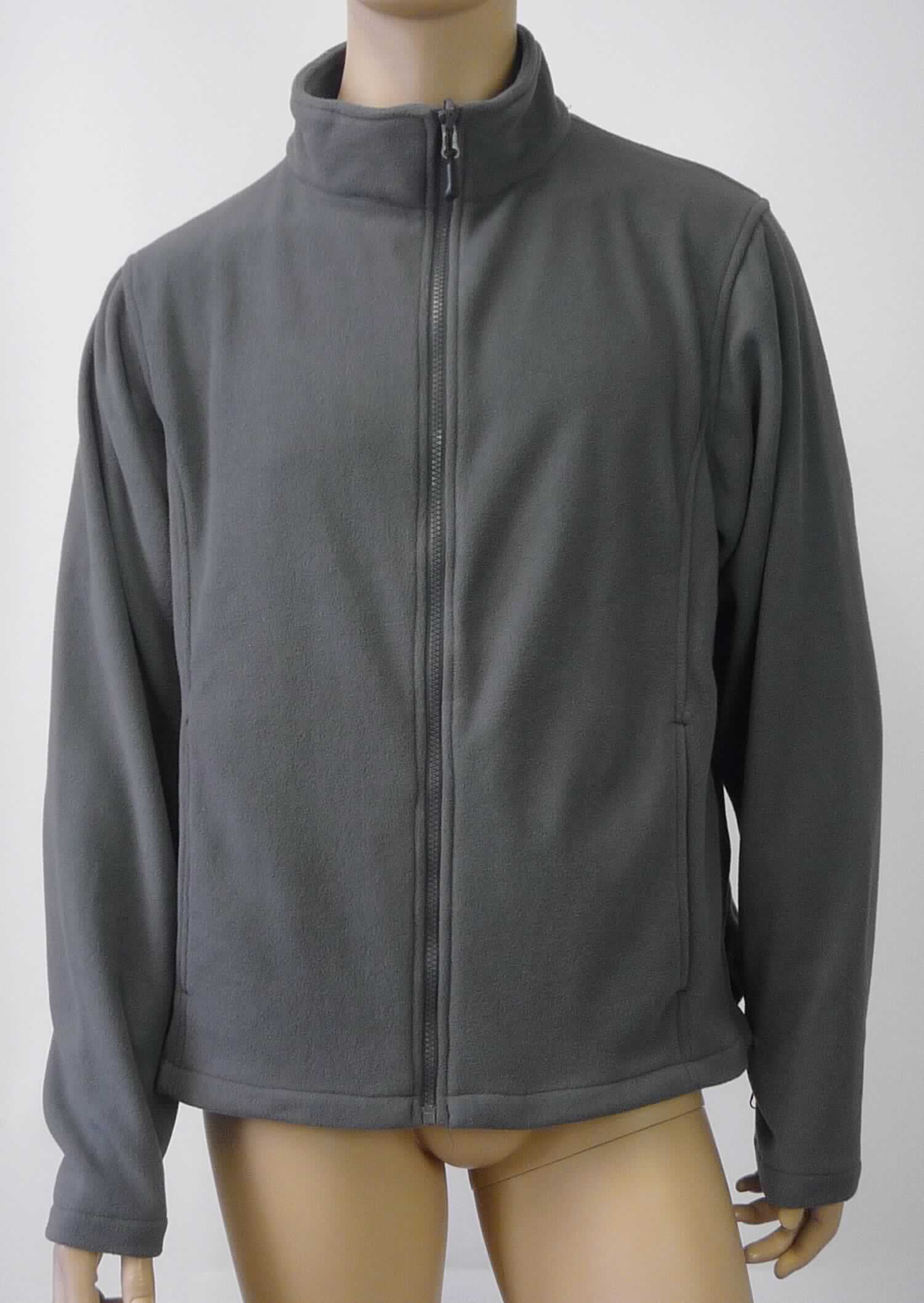 Jacke, sog. Fleece Jacke, Art. 7911, Größe XXL, Foto siehe Anlage,
- aus ca. 1,9 mm dicken, einfarbigen, beidseitig gerauten Gewirken aus laut Antrag 100 % Polyester
  (synthetische Chemiefasern),
- über die Taille reichend (Rückenlänge: ca. 68 cm), 
- mit einem Stehkragen,
- vorn mit einer durchgehenden Öffnung mit einem bis in die Kragenspitzen reichenden Reißverschluss, 
- ohne Hinweise auf den Trägerkreis (unisex),
- mit langen Ärmeln,
- mit zwei eingesetzten Taschen unterhalb der Taille,
- in Bahnen gearbeitet,
- am unteren Rand durch Umschlagen und Festnähen gesäumt,
- wird im Allgemeinen nicht über jeder anderen Kleidung und zum Schutz gegen das Wetter getragen, somit keine
  Ware der Position 6102.

"Jacke, aus Gewirken, für Frauen, aus synthetischen Chemiefasern"