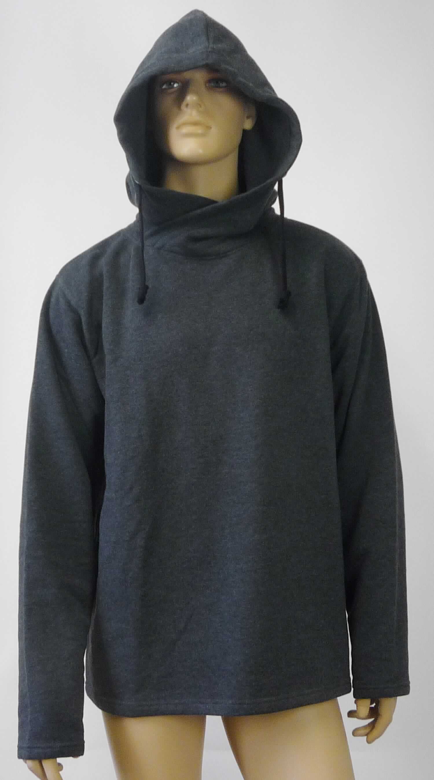 Pulloverähnliches Kleidungsstück, sog. Sweatshirt, Art. 2111F, Größe XL, Foto siehe Anlage,
- aus ca. 1,3 mm dicken, buntgewirkten, auf der Innenseite gerauten Gewirken (melierte Garne) aus lt. Antrag
  60 % Baumwolle und 40 % Polyester (synthetische Chemiefasern); u. a. aufgrund der Gewirkedicke kein 
  Unterziehpulli,
- über die Taille reichend (Rückenlänge: ca. 73 cm),
- mit einer Kapuze mit Kordelzug, deren Ränder vorn von links auf rechts überlappen (Männerkleidung),
- ohne Öffnung und ohne Verschluss,
- mit langen Ärmeln, 
- am unteren Rand durch Umschlagen und Festnähen gesäumt,
- wird im Allgemeinen nicht über jeder anderen Kleidung und zum Schutz gegen das Wetter getragen, somit keine
  Ware der Position 6101.

"Pulloverähnliches Kleidungsstück, aus Gewirken, aus Baumwolle, kein Unterziehpulli, für Männer"