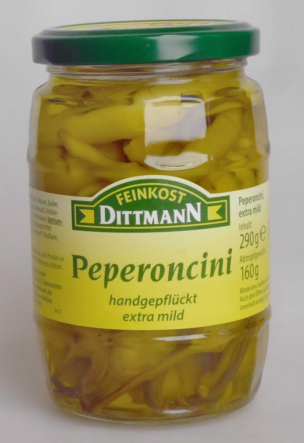 Peperoni, zubereitet.

Antragsangaben (als zutreffend unterstellt): Peperoncini extra mild, Art-Nr. 6430.

Äußere Beschaffenheit des vorgelegten Warenmusters: Original-Schraubglas mit einem Inhalt von 290 g. Aufschrift, auszugsweise: "Peperoncini handgepflückt, extra mild. Zutaten: Pfefferonen, Wasser, Zucker, Branntweinessig, Speisesalz, Antioxidationsmittel (Ascorbinsäure, Natriummetabisulfit), Festigungsmittel Calciumchlorid, Farbstoff Riboflavin, Aroma." Inhalt: grüne, ganze Peperoni in einer wässrigen Aufgussflüssigkeit. Geschmack: leicht süß, essigsauer, nach mildem Peperoni. 
Gehalt an freier, flüchtiger Säure i. S. der ZAnm 1 Kap 20 (gemäß Angabe): mehr als 0,5 GHT.

Gemüse, Früchte, Nüsse und andere genießbare Pflanzenteile, mit Essig oder Essigsäure zubereitet oder haltbar gemacht, andere, Gemüsepaprika oder Paprika ohne brennenden Geschmack, mit Zusatz von Zucker.