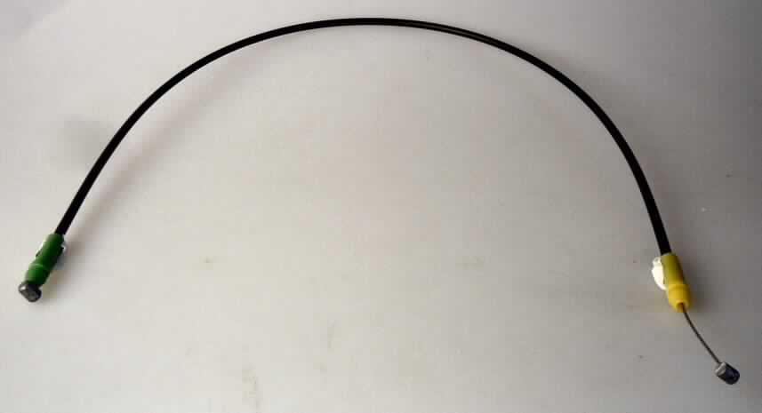 Es handelt sich um aus unedlen Metallen (charakterbestimmend) und Kunststoff gefertigte Erzeugnisse, bestehend aus einer Stahllitze (Durchmesser ca. 1,1 mm), die an beiden Enden mit zylindrischen Endstücken aus Zink versehen und beweglich in einen biegsamen Schlauch aus gewickeltem Stahlband mit Kunststoffummantelung eingezogen ist. Die beiden Schlauchenden weisen eine im Hinblick auf die Verwendung spezifisch geformte Kunststoffkappe auf.
Die ca. 64 cm langen Erzeugnisse werden an Kfz-Türschlössern angebracht.
- Antragstellerangaben - 

Abbildung siehe Anlage.

Derartige Erzeugnisse gehören als "Teile aus unedlen Metallen von Schlössern (zum Schließen mit Schlüssel oder als elektrische Schlösser) aus unedlen Metallen" zur Codenummer 8301 6000 00 des Integrierten Zolltarifs der EG (TARIC).
