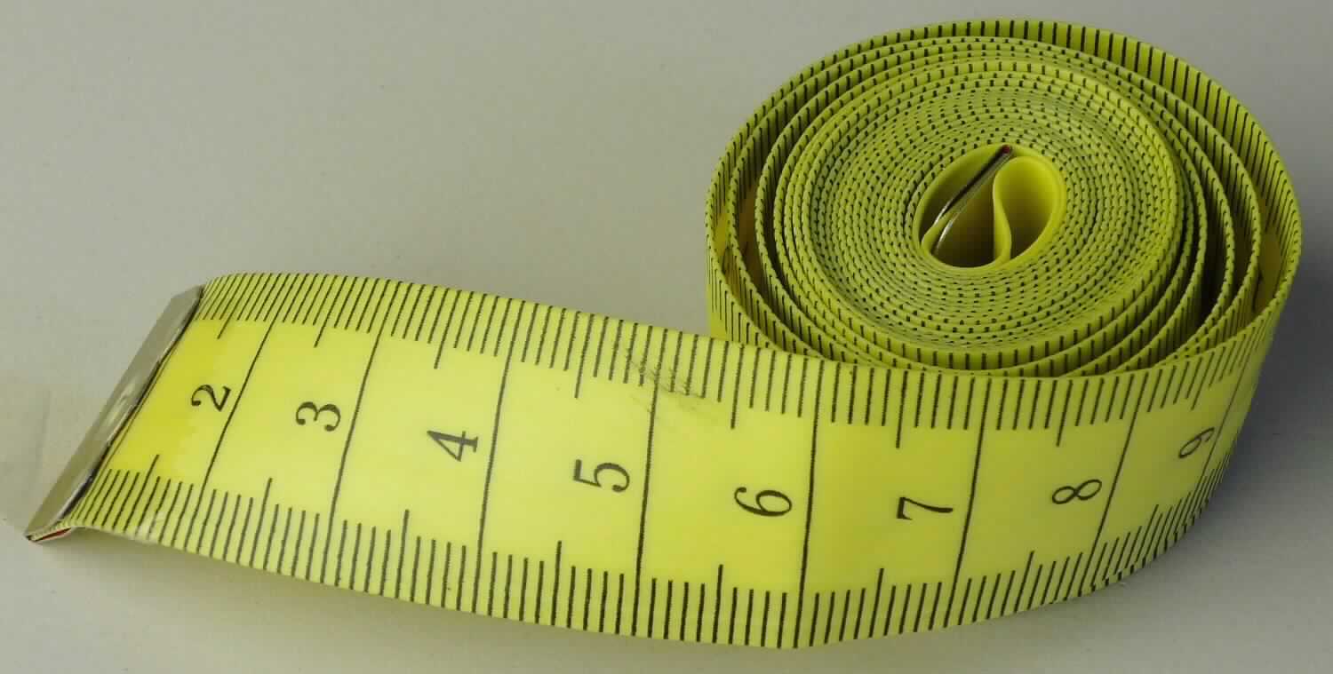 Sog. Schneidermaßband, im Wesentlichen bestehend aus einem gelben, beidseitig in Zentimeter skalierten Maßband aus Kunststoff mit einer Länge von 150 cm und einer Breite von 1,8 cm. 
 
Die Ware dient der händischen Längenmessung und ist in einer Blisterverpackung für den Einzelverkauf aufgemacht. 

Sie wird als "Längenmessinstrument für den Handgebrauch, in Kapitel 90 anderweit weder genannt noch inbegriffen, andere als von den Unterpositionen (HS) 9017 10 bis 9017 30 erfasst, Maßband mit Maßeinteilung" eingereiht.

Anlage: 1 Abbildung
