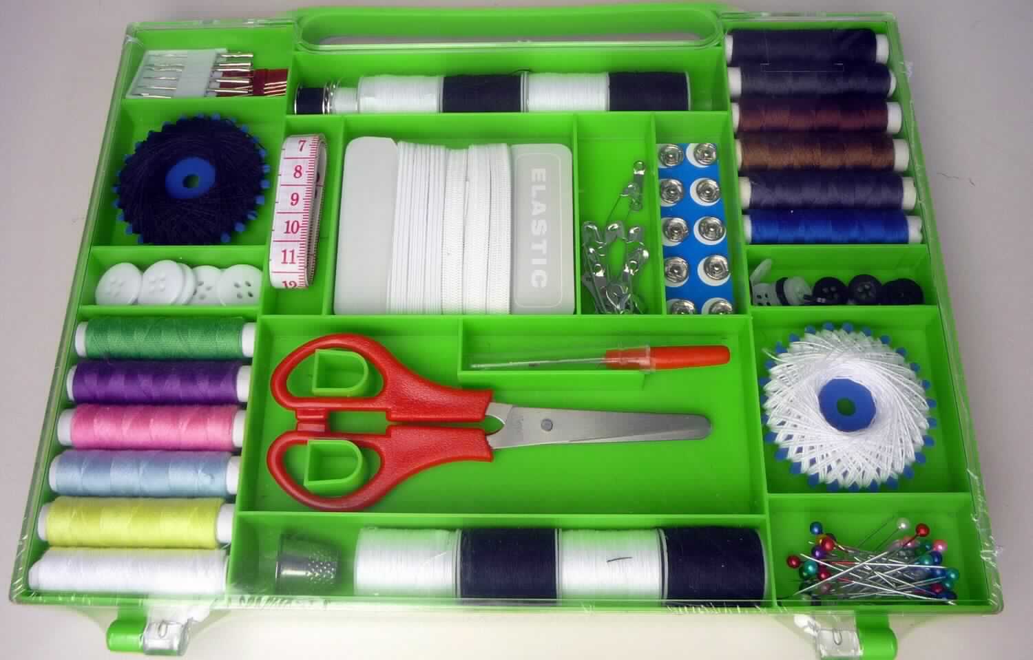 Universal-Nähkästchen, Art. 920-23, Foto siehe Anlage,
- Warenzusammenstellung, bestehend aus Nähgarnen, Gummilitzen, Nadeln, Knöpfen, Mantelaufhängern, einem 
  Nahtauftrenner, einem Maßband, einer Schere, einem Fingerhut und einem Nadeleinfädler,
- gemeinsam in einer speziell dafür hergerichteten Kunststoffbox für den Einzelverkauf aufgemacht und zur 
  Befriedigung eines speziellen Bedarfs zusammengestellt,
- laut Untersuchungsergebnis: 
-- Nähgarne:
--- zwei sog. Sternzwirne (ca. 20 m lang), zwölf sog. universelle Nähfäden (ca. 50 m lang), zwei sog. Unterfäden 
     (laut Antrag 25 m lang) und acht sog. Oberfäden (ca. 25 m lang): jeweils auf einer Unterlage (Sternkarte 
     bzw. Spule) aufgemacht, mit einem Gewicht einschließlich der Unterlage von ca. 3,6 g, 2,2 g, 4,3 g bzw. 2,1 g
     (= Garn in Aufmachung für den Einzelverkauf),
--- gefärbte sowie gebleichte Garne aus synthetischen Spinnfasern (laut Antrag: Polyester),
--- gezwirnt, mit einer Z-Drehung als letzter Drehung,
--- appretiert für die Verwendung als Nähgarn,
-- Gummilitzen (zwei Stück):
--- mit einer Länge von jeweils 2 m, auf einer Pappkarte aufgewickelt,
--- bestehend aus einem elastischen Gewirke (ca. 6 mm breit) bzw. einem Flachgeflecht (ca. 5 mm breit) aus 
     synthetischen Chemiefasern und Kautschukfäden,
- Nadeln:
-- sechs Nähmaschinennadeln aus unedlem Metall,
-- 25 "Perlkopf-Stecknadeln" aus unedlem Metall, mit Köpfen aus Kunststoff,
-- fünf Sicherheitsnadeln in unterschiedlichen Größen aus unedlem Metall,
-- fünf Nähnadeln aus unedlem Metall,
- Knöpfe:
-- achtzehn Knöpfe mit einem Durchmesser von ca. 12 mm bzw. 17 mm,
-- zehn Druckknöpfe mit einem Durchmesser von ca. 8 mm,
- vier Mantelaufhänger aus unedlem Metall, 
- ein Nahtauftrenner aus unedlem Metall, mit einem Griffstück aus Kunststoff,
- ein Maßband, mit einer Länge von 150 cm,
- eine Schere,
- ein Fingerhut aus unedlem Metall,
- ein Nadeleinfädler aus augenscheinlich Aluminium,
- die Nähgarne bestimmen insbesondere im Hinblick auf den Umfang und die Bedeutung in Bezug auf die
  Verwendung den Charakter der Warenzusammenstellung.

"Nähgarne aus synthetischen Spinnfasern, in Aufmachung für den Einzelverkauf"