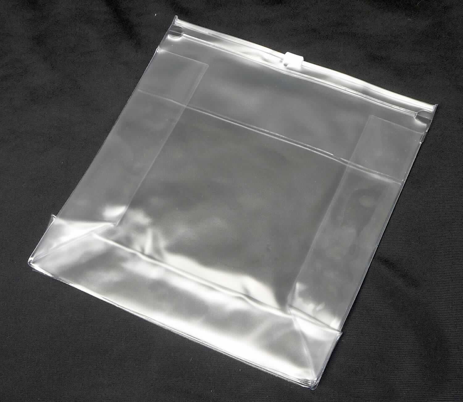 Sog. Reisekosmetiktasche aus miteinander verschweißten, transparenten Folien aus -lt. Angaben der Antragstellerin - PVC, einem Kunststoff im Sinne der Anmerkung 1 zu Kapitel 39.

Das im flachliegenden Zustand etwa 17,5cm x 16,5 cm große Erzeugnis ist mit einem Schiebereiter versehen. 
Derartige Erzeugnisse werden u. a. auf Flugreisen als Transport- oder Verpackungsmittel von kosmetischen Flüssigkeiten, Cremes etc. im Handgepäck verwendet.

Das Behältnis wird aufgrund der einfachen Verarbeitung (weder Randeinfassung mit Gewebebändern noch Versehen mit röhrenförmigen Stoßkanten zur Formstabilität) nicht vom Warenkreis der Position 4202 erfasst.


Die Ware ist als "Transport- oder Verpackungsmittel aus Kunststoffen, Säcke und Beutel (einschließlich Tüten) aus Polyvinylchlorid (PVC)" einzureihen.