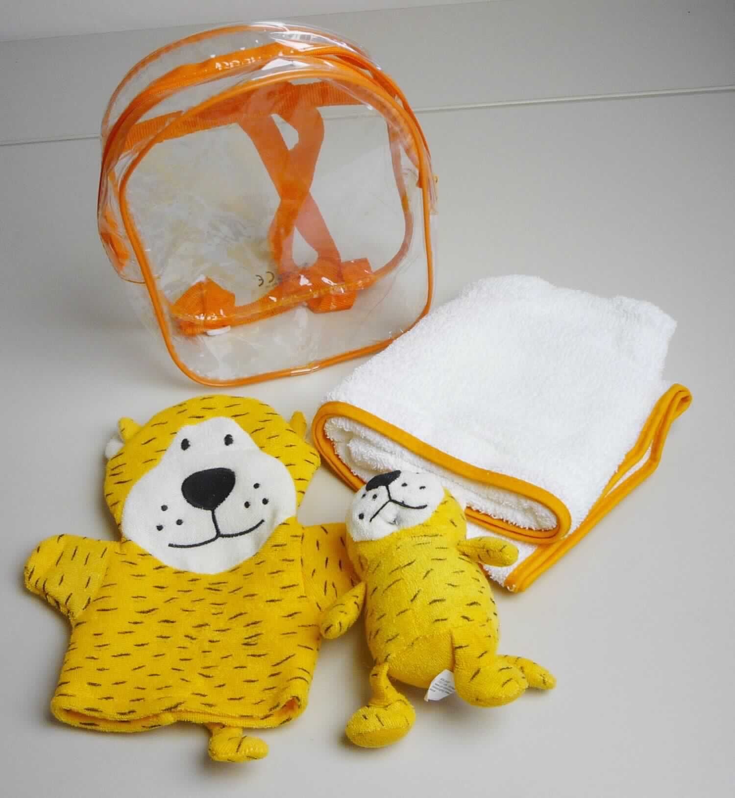 Handtuch, Waschhandschuh und Spielzeug, sog. Rucksack Kids Set, Foto siehe Anlage, 
- zusammen in einem "Rucksack" aus klarsichtigem Kunststoff (übliche Verpackung i. S. d. AV 5 b)) verpackt,
- die Waren dienen weder der Befriedigung eines speziellen Bedarfs noch der Ausübung einer bestimmten Tätigkeit
  und stellen somit keine Warenzusammenstellung im Sinne der AV 3 b) dar, sondern sind getrennt einzureihen,
- Wäsche zur Körperpflege (sog. Handtuch):
-- annähernd rechteckig, mit abgerundeten Ecken, mit den Abmessungen von ca. 50 cm x 95 cm,
-- aus einem einfarbigen Schlingengewebe nach Art der Frottiergewebe, mit einem Grund und einer 
    Schlingenoberfläche aus Garnen aus laut Antrag 100 % Baumwolle,
-- in einer Ecke mit einer Stickerei in Form eines Löwen verziert,
-- an den Rändern mit einem kontrastfarbenen Gewebestreifen eingefasst (somit konfektioniert),
-- wird üblicherweise gewaschen.

"Wäsche zur Körperpflege, aus Spinnstoffen, aus Frottierware aus Baumwolle, aus Geweben"
