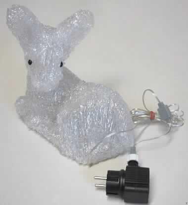 LED Rentier, Art. 575217, siehe Foto
- Tischleuchte in Gestalt eines stilisierten, liegenden Rentiers,
- aus transparentem Kunststoff,
- innen hohl, mit fest eingearbeiteter Lichterkette mit 32 Leuchtdioden bestückt,
- mit 5 m langer elektrischer Zuleitung, Transformator und Netzsteckeranschluss,
- Maße: ca. 24 cm lang, 23 cm hoch und 14 cm breit,
- mit einer planen Stellfläche,
- zur Beleuchtung im Innen- und Außenbereich.

Die Ware ist als "elektrische Tischleuchte, anderweit weder genannt noch inbegriffen, aus Kunststoff, von der mit Leuchtdioden verwendeten Art" einzureihen.
