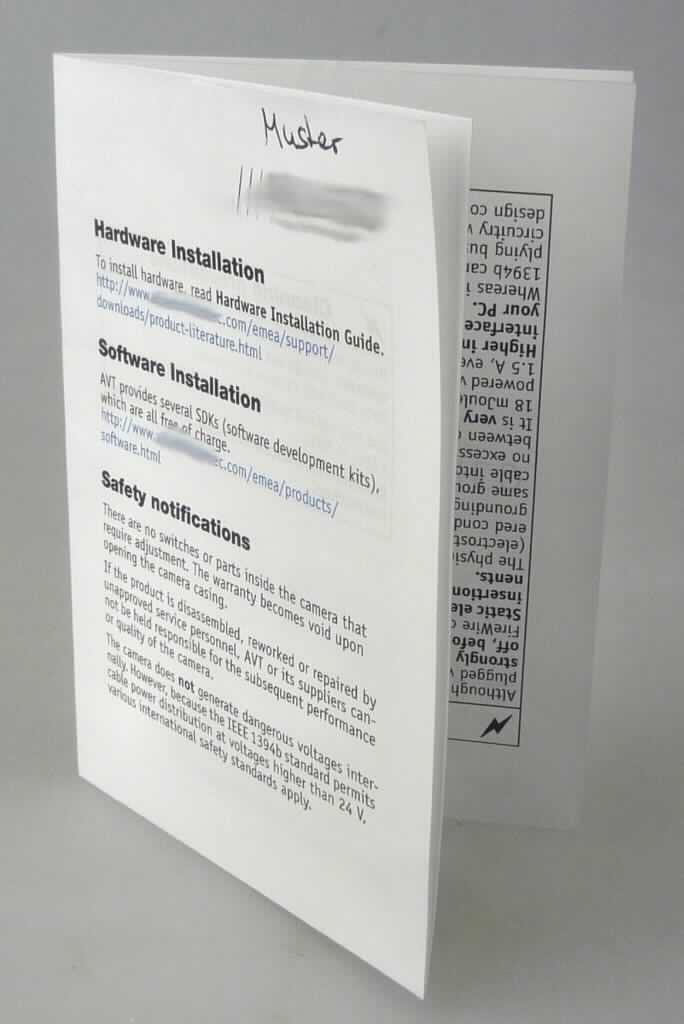 Bei der als "Beipackzettel" bezeichneten Ware handelt es sich nach dem vorgelegten Warenmuster um einen beidseitig mit Text bedruckten Zuschnitt aus Papier (Format DIN A5, zweimal auf etwa 7,5 x 10,5 cm gefalzt). Er enthält neben dem Firmenlogo der Antragstellerin und Hinweisen auf mehrere der Homepage der Antragstellerin zugeordnete Internetadressen im Wesentlichen zum Lesen bestimmte Informationen in englischer Sprache über den Gebrauch einer Kamera (nicht Gegenstand dieser vZTA). Die Ware soll gemeinsam mit dieser Kamera verpackt werden.

Abbildung siehe Anlage.

Derartige Waren gehören als "durch Text charakterisierte, zum Lesen bestimmte Druckerzeugnisse, in losen Bogen, auch gefalzt" zum TARIC-Code 4901 10 00 00.