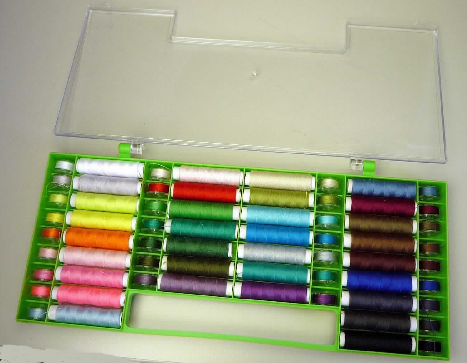 Nähgarne, sog. Nähgarnsortiment, Art. 920-21, Foto siehe Anlage,
- als 64-teiliges Sortiment (Ober- und Unterfäden in 32 verschiedenen Farben) in einer Kunststoffbox verpackt,
- laut Untersuchungsergebnis:
-- gefärbte bzw. gebleichte Garne aus synthetischen Spinnfasern (laut Antrag: Polyester),
-- auf Spulen, mit einem Gewicht einschließlich Unterlage von ca. 1,8 g bzw. 2,3 g (= Garn in Aufmachung für den 
   Einzelverkauf),
-- gezwirnt, mit einer Z-Drehung als letzter Drehung,
-- appretiert.

"Nähgarne aus synthetischen Spinnfasern, in Aufmachung für den Einzelverkauf"