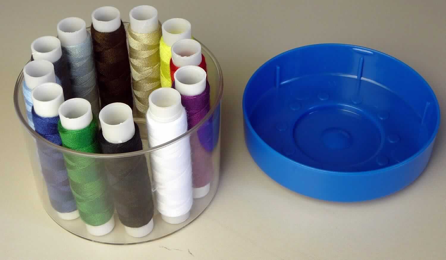 Nähgarne, sog. Nähfadenboxen, Art. 920-14, Foto siehe Anlage,
- als 12-teiliges Sortiment in verschiedenen Farben in einer runden Kunststoffbox verpackt,
- laut Untersuchungsergebnis:
-- gefärbte bzw. gebleichte Garne aus synthetischen Spinnfasern (laut Antrag: Polyester),
-- auf Spulen, mit einer Länge von ca. 50 m und einem Gewicht einschließlich Unterlage von ca. 3,2 g (= Garn in 
   Aufmachung für den Einzelverkauf),
-- gezwirnt, mit einer Z-Drehung als letzter Drehung,
-- appretiert.

"Nähgarne aus synthetischen Spinnfasern, in Aufmachung für den Einzelverkauf"