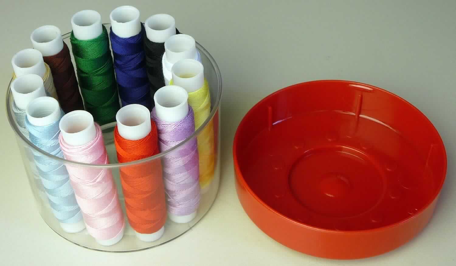Nähgarne, sog. Nähfadenboxen, Art. 920-13, Foto siehe Anlage,
- als 12-teiliges Sortiment in verschiedenen Farben in einer runden Kunststoffbox verpackt,
- laut Untersuchungsergebnis:
-- gefärbte bzw. gebleichte Garne aus Baumwolle,
-- auf Spulen, mit einer Länge von ca. 50 m und einem Gewicht einschließlich Unterlage von ca. 3,2 g (= Garn in 
   Aufmachung für den Einzelverkauf),
-- gezwirnt, mit einer Z-Drehung als letzter Drehung,
-- appretiert.

"Nähgarne aus Baumwolle, in Aufmachung für den Einzelverkauf"