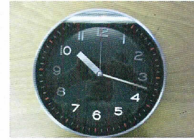 Wanduhr, Art. Nr. 216.361, s. Foto.
Bei der Ware handelt es sich um eine Wanduhr für den Innenbereich aus Aluminium, bestehend aus
- einem batteriebetriebenen Uhrwerk (kein Kleinuhr-Werk), das in einem ca. 55 mm x  55 mm x 15 mm großen 
  Gehäuse  untergebracht ist, 
- einem Stunden-, Minuten- und Zentralsekundenzeiger sowie 
- einem runden Zifferblatt,
- Maße: 30,4 x 4,5 (Durchmesser x Tiefe in cm).

Die Ware ist als "andere als in den Positionen 9101 bis 9104 erfasste, elektrisch betriebene Wanduhr" einzureihen.