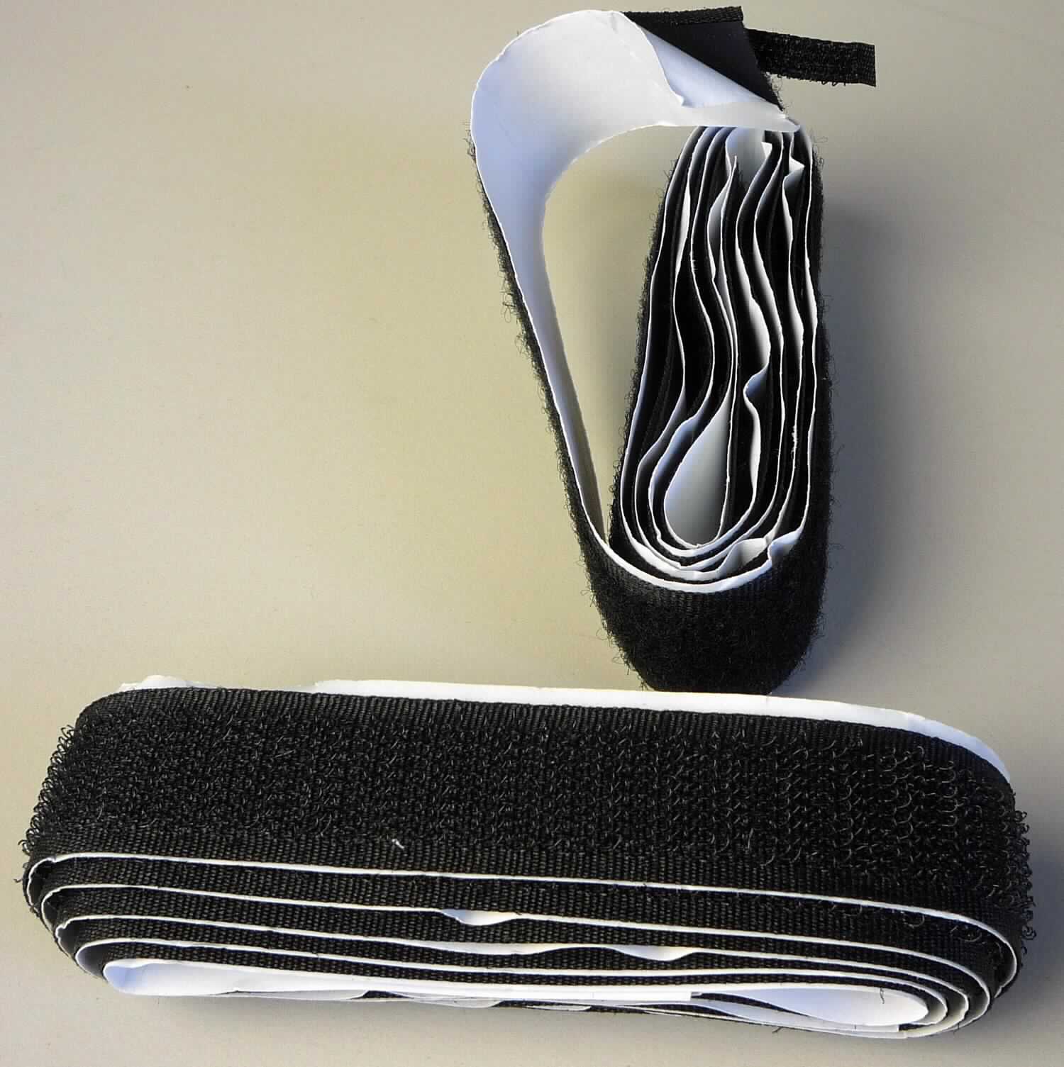 Überzogenes Gewebe, sog. Klettband selbstklebend, Foto siehe Anlage,
- als zweiteiliges Sortiment in einer bedruckten Pappschachtel verpackt,
- als Meterware, laut Antrag in den Abmessungen (B x L) 20 mm x 1 m,  
- bestehend aus einem Klett- und einem Flauschband aus Samt- bzw. Schlingengeweben aus laut Antrag 100 % 
  Polyester (synthetische Chemiefasern), die einseitig mit einer Klebeschicht aus wachshaltigen Stoffen [laut Antrag:
  Wachs, Kolophonium (= natürliches Harz), Kunstharz und Erdölharz] überzogen und mit einem Abdeckpapier 
  versehen sind,
- ohne in den Klebstoff eingebettete Kügelchen.

"Überzogenes Gewebe, andere als in den Positionen 5901 bis 5906 genannte, ohne in Klebstoff eingebettete 
 Kügelchen"