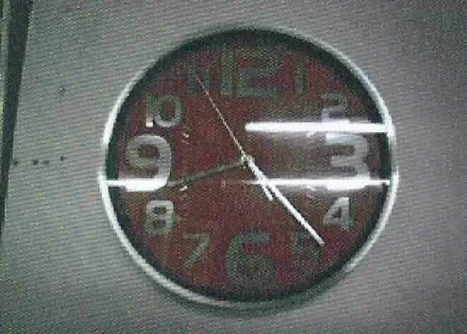 Wanduhr, Art. Nr. 216.372, s. Foto.
Bei der Ware handelt es sich um eine Wanduhr für den Innenbereich mit einem Rahmen aus Aluminium, bestehend aus
- einem batteriebetriebenen Uhrwerk (kein Kleinuhr-Werk), das in einem ca. 55 mm x  55 mm x 15 mm großen 
  Gehäuse untergebracht ist, 
- einem Stunden-, Minuten- und Zentralsekundenzeiger sowie 
- einem runden Zifferblatt,
- Maße: 30,0 x 4,3 (Durchmesser x Tiefe in cm).

Die Ware ist als "andere als in den Positionen 9101 bis 9104 erfasste, elektrisch betriebene Wanduhr" einzureihen.