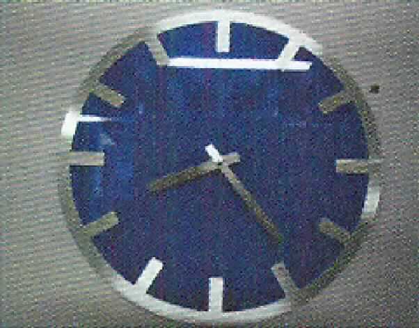 Wanduhr, Art. Nr. 216.374, s. Foto.
Bei der Ware handelt es sich um eine Wanduhr für den Innenbereich mit einem Rahmen aus Aluminium, bestehend aus
- einem batteriebetriebenen Uhrwerk (kein Kleinuhr-Werk), das in einem ca. 55 mm x  55 mm x 15 mm großen 
  Gehäuse untergebracht ist, 
- einem Stunden- und Minutenzeiger sowie 
- einem runden Zifferblatt aus Glas,
- Maße: 30,5 x 4,0 (Durchmesser x Tiefe in cm).

Die Ware ist als "andere als in den Positionen 9101 bis 9104 erfasste, elektrisch betriebene Wanduhr" einzureihen.