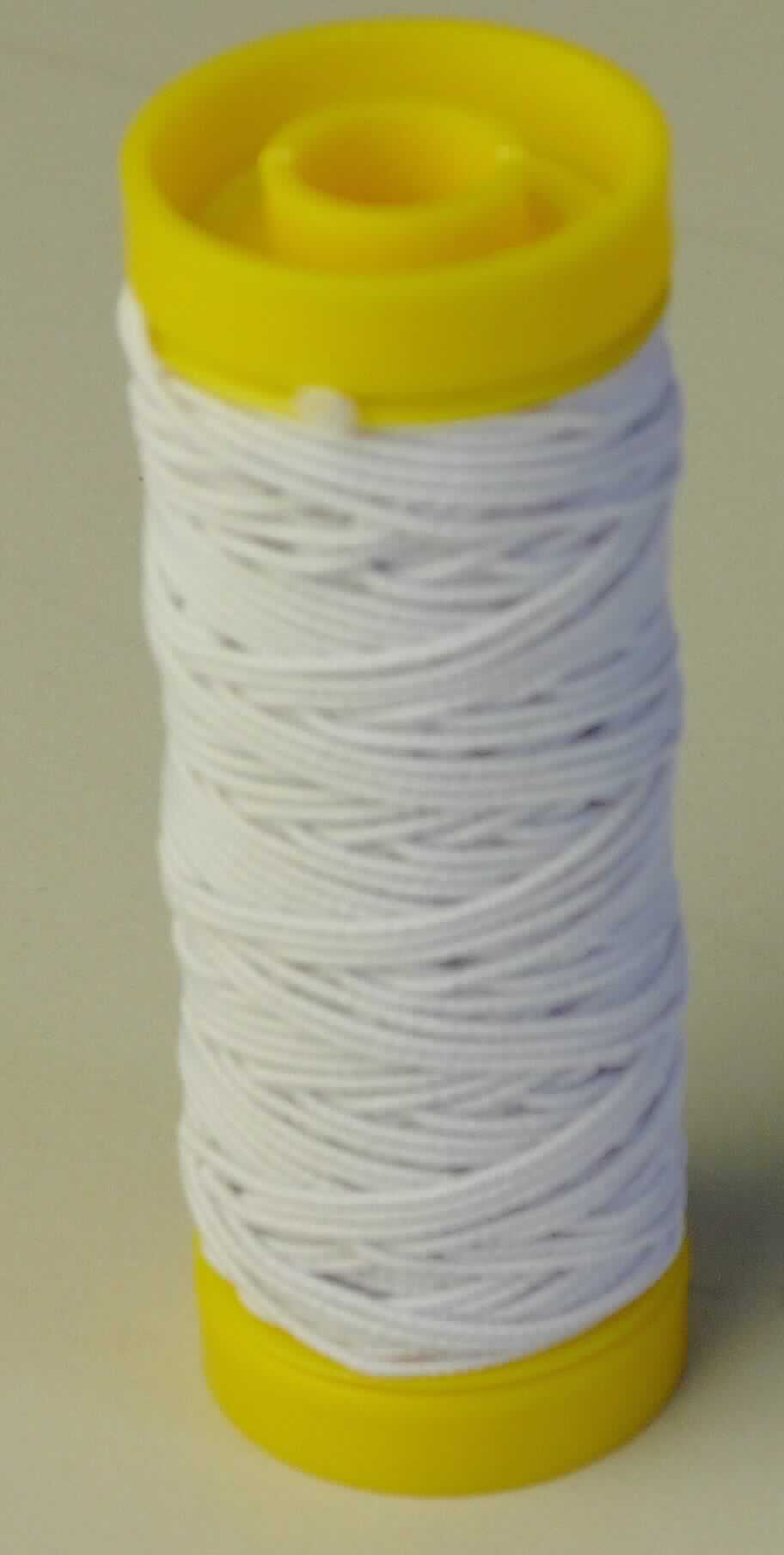 Faden, sog. Nähgummi-Faden, Art.-Nr. 710-88, Foto siehe Anlage,
- als Meterware auf einer Kunststoffspule, mit einer Länge von laut Antrag 10 m,
- auf einem bedruckten Pappaufhänger aufgebracht und in einer klarsichtigen Kunststofffolie verpackt,
- bestehend aus einem Faden aus laut Antrag Kautschuk mit einem Durchmesser von ca. 0,7 mm 
  (Kautschukfaden der Position 4007), vollständig mit Garnen aus Spinnstoffen kreuzweise umwickelt 
  (= überzogen).

"Faden aus Kautschuk, mit einem Überzug aus Spinnstoffen"