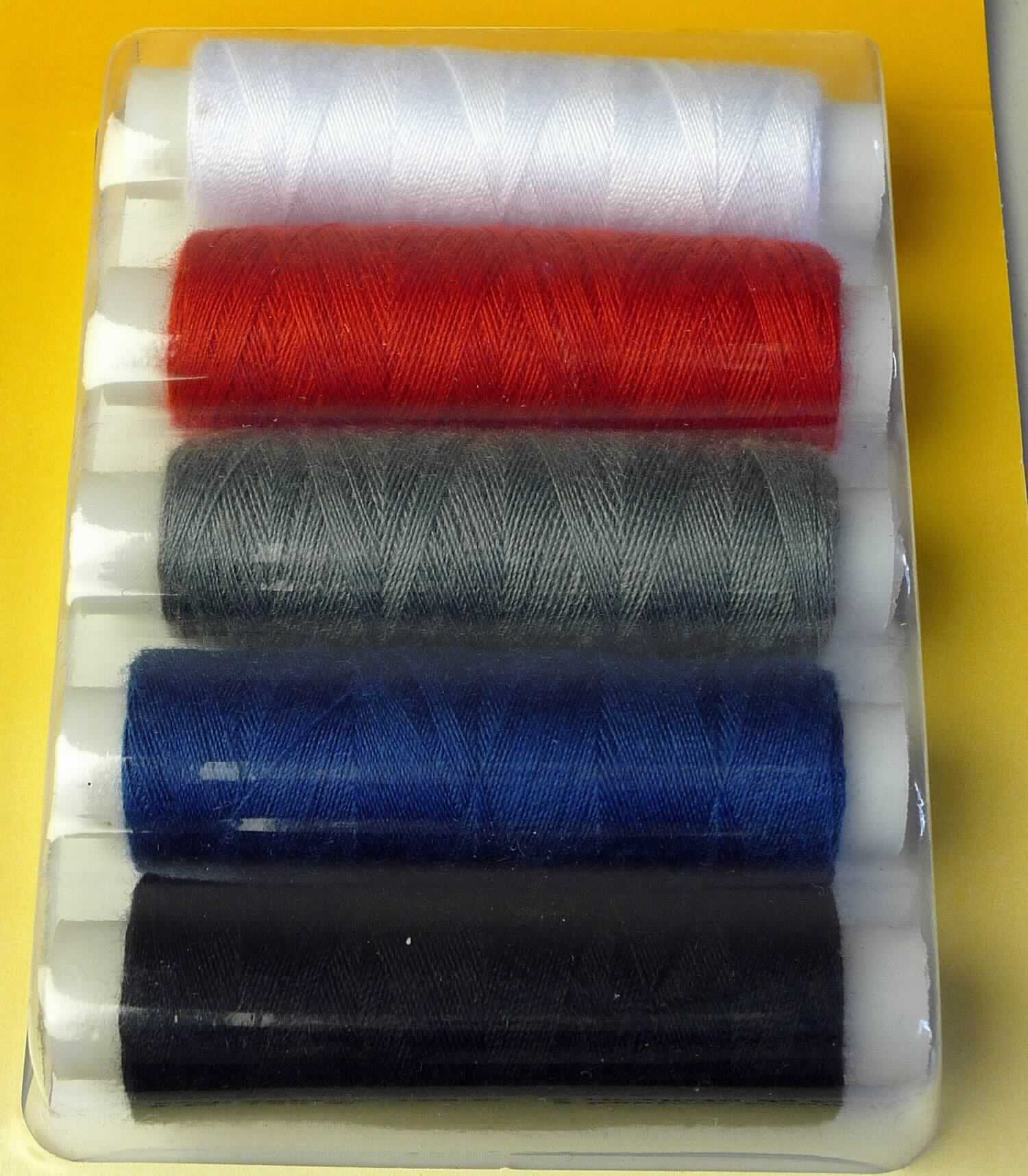 Nähgarne, sog. Nähfaden-Set, Art. 710-09, Foto siehe Anlage,
- als 5-teiliges Sortiment in verschiedenen Farben in einer Blisterverpackung auf einer bedruckten Pappkarte 
  aufgebracht,
- laut Untersuchungsergebnis:
-- gefärbte bzw. gebleichte Garne aus synthetischen Spinnfasern (laut Antrag: Polyester),
-- auf Spulen, mit einer Länge von ca. 120 m und einem Gewicht einschließlich Unterlage von ca. 5,6 g (= Garn in 
   Aufmachung für den Einzelverkauf),
-- gezwirnt, mit einer Z-Drehung als letzter Drehung,
-- appretiert.

"Nähgarne aus synthetischen Spinnfasern, in Aufmachung für den Einzelverkauf"