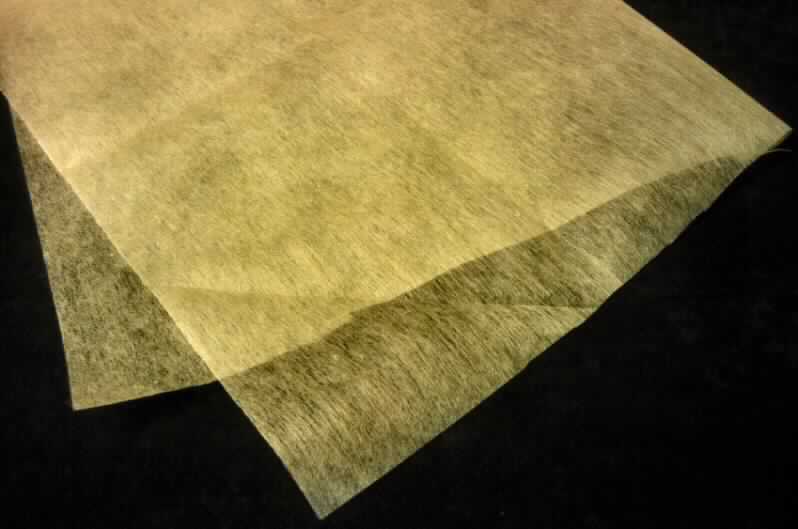 Vliesstoff, sog. Dekovlies, Artikel B 50362, Foto siehe Anlage,
- rechteckig; laut Antrag in den Abmessungen: 60 cm x 10 m,
- laut Untersuchungsergebnis:
-- aus synthetischen Chemiefasern (laut Antrag Polyester),
-- keine Filamente enthaltend,
-- mit Bindemitteln verfestigt,
-- mit einem Quadratmetergewicht von 22,1 g,
-- weder bestrichen noch überzogen.

"Vliesstoff, nicht aus Filamenten, mit einem Quadratmetergewicht von weniger als 25 g,
 weder bestrichen noch überzogen, nicht aus Polyvinylalkohol"