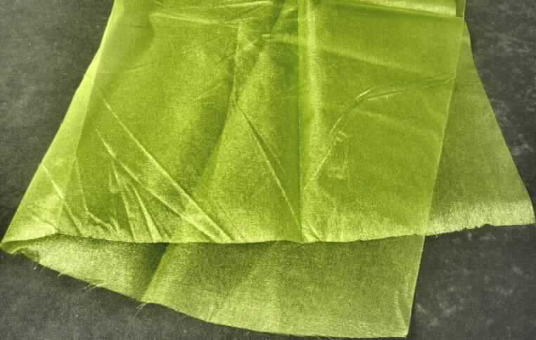 Gewebe, sog. Glanzorganza, Artikel B 50369, Foto siehe Anlage,
- rechteckig; laut Antrag in den Abmessungen: 47 cm x 10 m,
- laut Untersuchungsergebnis:
-- aus ungezwirnten, nicht hochfesten Garnen aus Polyamid-Filamenten (synthetische Filamente),
-- in Leinwandbindung,
-- gefärbt.     

"Gewebe aus synthetischen Filamenten, anderes als in den Unterpositionen 5407 10 bis 5407 30 genannte,
 mit einem Anteil an Filamenten aus Polyamiden von mehr als 85 GHT, gefärbt"