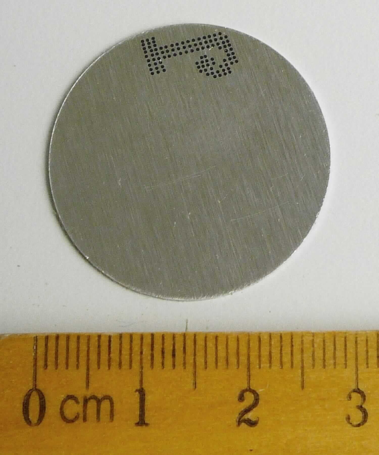 Es handelt sich um aus einer Aluminiumlegierung mit gewichtsmäßig vorherrschendem Aluminiumgehalt gefertigte, runde Bleche mit einer Dicke von ca. 0,5 mm und einem Durchmesser von ca. 2,8 cm. Die Oberseite der Bleche ist mit einer Polyesterbeschichtung (Kunststoff im Sinne der Anmerkung 1 zu Kapitel 39) versehen, sodass diese Seite kundenspezifisch bedruckt werden kann.
Die Erzeugnisse dienen als sog. Ersatzplatten für Geldscheinklammern (nicht Gegenstand dieser vZTA).
-Materialangaben lt. Antragsteller- 

Abbildung siehe Anlage.

Derartige Erzeugnisse gehören als "andere als quadratische oder rechteckige Bleche mit einer Dicke von mehr als 0,2 mm, aus Aluminiumlegierungen, nicht für bestimmte Luftfahrzeuge bestimmt" zur Codenummer 7606 9200 90 0.