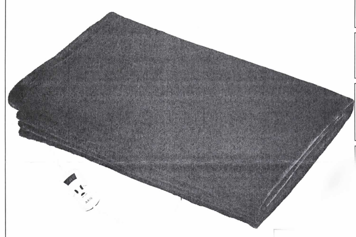Decke, sog. Wärmezudecke, Foto siehe Anlage,
- in einem Pappkarton verpackt,
- rechteckig, mit den Abmessungen von ca. 175 cm x 125 cm,
- vierlagig gearbeitet; mit einer Ober- und Unterlage aus verschiedenen, einfarbigen Plüschgewirken aus 
  augenscheinlich Chemiefasern und Zwischenlagen aus zwei punktuell durch Nähen miteinander verbundenen 
  Vliesstoffen aus Spinnstoffen; mit einem integrierten, elektrischen Heizeinsatz mit Netzkabelanschluss und
  Temperaturregelung,
- an den Rändern zusammengenäht (u. a. somit konfektioniert),
- wird als bettdeckenähnlicher Gegenstand mit elektrischer Heizvorrichtung nicht vom Warenkreis des 
  Kapitels 85 erfasst,
- ohne Polsterung oder Füllung, somit keine Ware der Position 9404.

"Decke, aus Spinnstoffen, mit elektrischer Heizvorrichtung"