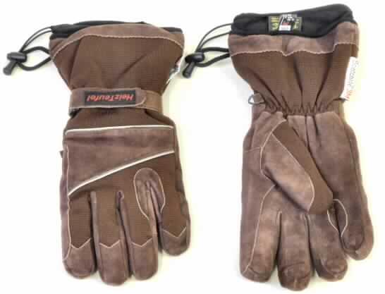 Spezialsporthandschuhe, Winterreithandschuhe "Rider", siehe Foto,
- als Fünffingerhandschuhe gearbeitet,
- an der Innenhand, den Innenseiten der Finger sowie des Daumens, den Fingerkuppen,
  den Fingerzwischenräumen und mit einem Streifen auf dem Handrücken aus Leder,
- an den restlichen Flächen und an der Stulpe aus Gewirken aus Spinnstoffen,
- das Leder ist nach dem Umfang und insbesondere in Bezug auf die Verwendung 
  als Reithandschuhe charakterbestimmend,
- mit aufgenähten Verstärkungen aus Leder zwischen Daumen und Zeigefinger sowie
  Ringfinger und kleinem Finger über die die Zügel geführt werden,
- am Handrücken und an den Fingeraußenseiten mit eingearbeiteten elektrischen 
  Heizwiderständen,
- mit einer eingearbeiteten Membrane,
- mit einem Innenfutter aus gerauten Gewirken,
- in Höhe des Handgelenks mit einem eingenähten, elastischen Band und einem Riemen
  mit Klettverschluss als Verengungsmöglichkeiten,
- mit einem elastischen Tunnelzug am äußeren Rand der Stulpe,
- an der Innenseite der Stulpe mit einer kleinen Tasche mit Klettverschluss, die mit einem
  Anschlusskabel mit Stecker für einen Akku ausgestattet ist,
- die Verstärkungen aus Leder kennzeichnen die Handschuhe als Reithandschuhe und 
  damit als Spezialsporthandschuhe, da die Zügel beim Reiten über die Verstärkungen 
  geführt werden.

"Spezialsporthandschuhe aus Leder (charakterbestimmend) und Gewirken aus Spinnstoff"