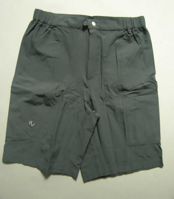 Kurze Hose für Männer, Artikel Nr. 0261 Select Versa Short, Größe M, siehe Foto,
- aus 0,4 mm dicken, einfarbigen Geweben aus laut Antrag 100 % synthetischen Chemiefasern,
- in der Taille abschließend, mit einem angesetzten, teilweise elastischen Taillenbund,
- vorn mit einer teilweisen Öffnung mit Reißverschluss, verdeckt von einer von links auf rechts
  reichenden und im Bund mit einem Druckknopf zu schließenden Patte (Männerkleidung), 
- vorn mit zwei eingesetzten, offenen Eingriffstaschen und zwei aufgesetzten Beintaschen,
- hinten mit einer mittig eingesetzten Tasche mit punktuellem Klettverschluss,
- mit kurzen Hosenbeinen, die nicht die Knie bedecken (Seitenlänge: 57 cm),
- an den Beinabschlüssen gesäumt.