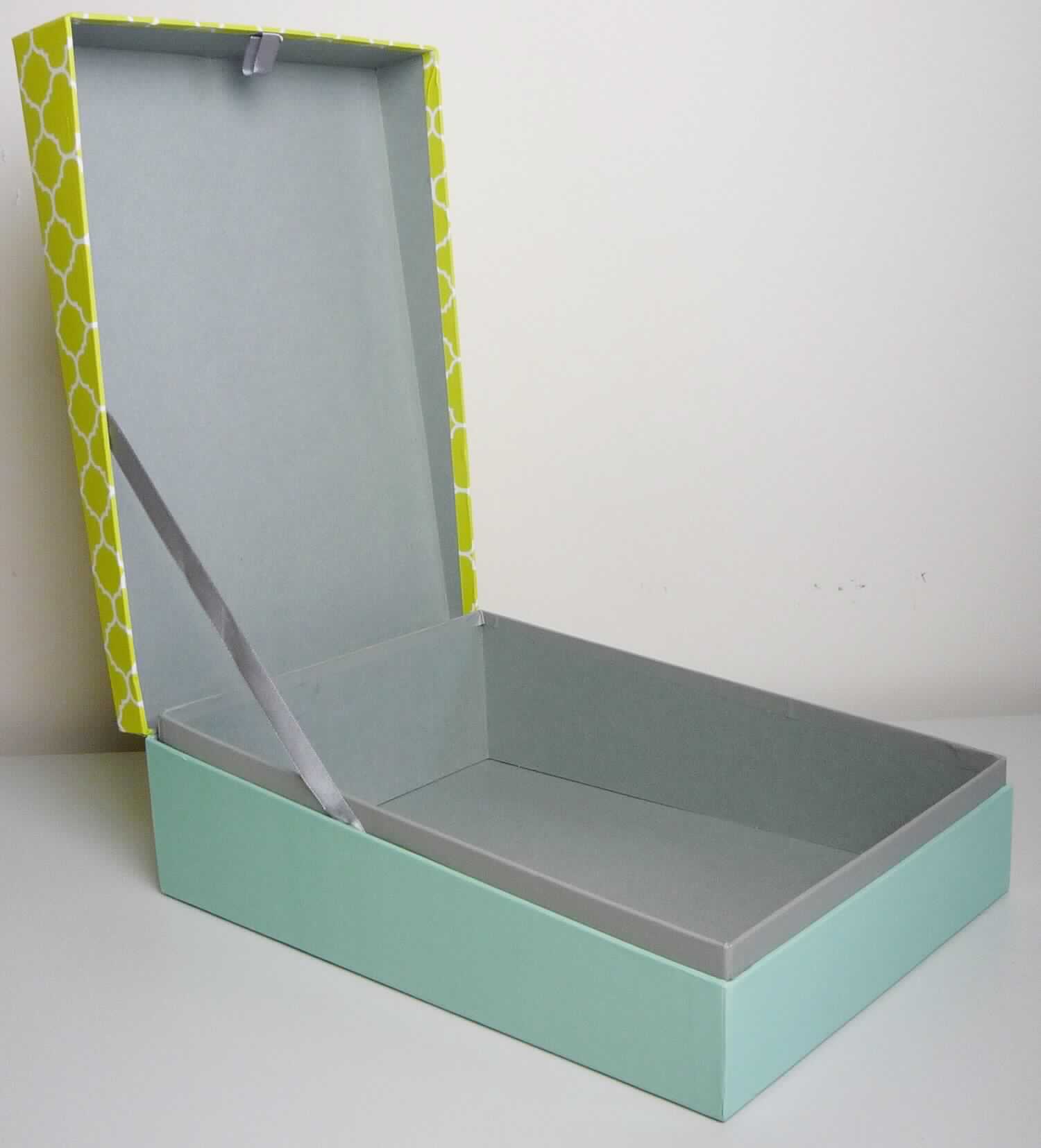 Bei der vorgelegten, als "Dokumentenbox" bezeichneten Ware handelt es sich um eine etwa 32,0 x 23,0 x 10,0 cm (L x B x H) große, formstabile Schachtel aus Pappe zur Aufbewahrung von Dokumenten, die mit einem Klappdeckel ausgestattet ist. Der Deckel wird mithilfe einer Spinnstoffschlaufe geöffnet und von einem Spinnstoffband gehalten. Auf den Außenseiten ist die Box mit bedrucktem Papier beklebt, das mit einer dünnen Kunststofffolie überzogen ist. In der Box befindet sich ein Beutel (Größe etwa 3,0 x 4,2 cm) mit einem Feuchtigkeit absorbierenden Silicagel (unbedeutendes Element). Die Box ist in eine Banderole aus bedrucktem Papier eingeschoben und in einem Beutel aus klarsichtiger Kunststofffolie verpackt.

Abbildung siehe Anlage.

Derartige Waren gehören als "Pappwaren von der in Büros, Geschäften und dergleichen verwendeten Art" zur Codenummer 4819 60 00 00 0 des Zolltarifs, da ihr wesentlicher Charakter nach Umfang und im Hinblick auf die Bedeutung in Bezug auf die Verwendung durch die Papier- und Pappanteile bestimmt wird.