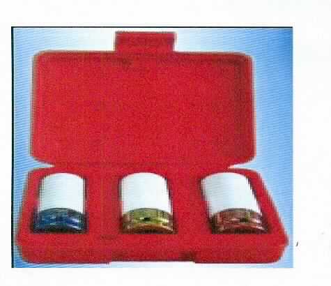 "Steckschlüsseleinsätze"; es handelt sich um drei auswechselbare, rot-, blau- und goldgefärbte Steckschlüsseleinsätze aus unedlem Metall (Länge: ca. 8,5 cm), die jeweils auf der Antriebsseite mit einem Innenvierkant und auf der anderen Seite mit einem Innensechskant ausgestattet sind. Die Erzeugnisse weisen drei unterschiedliche Schlüsselweiten (17, 19 und 21 mm) auf und sind außen mit einer Schutzummantelung aus Kunststoff versehen.
Die drei Steckschlüsseleinsätze sind gemeinsam in einer speziell zur Aufnahme der Waren hergerichteten, zum dauernden Gebrauch geeigneten Kunststoffbox verpackt und mit einer Pappbanderole für den Einzelverkauf aufgemacht.
-Antragstellerangaben-

Abbildung siehe Anlage.

Derartige Erzeugnisse gehören als "auswechselbare Steckschlüsseleinsätze, mit arbeitendem Teil aus unedlem Metall" zum TARIC - Code 8204 2000 00.