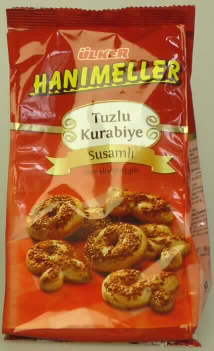 Kekse mit Sesam

Ein Warenmuster in Originalumschließung und vertrauliche Informationen zur Zusammensetzung lagen vor.

Bunt bedruckter Schlauchfolienbeutel; der Aufdruck enthält Angaben in türkischer und englischer Sprache 
zum Erzeugnis (gesalzene Kekse mit Sesam; 185 g) und zu den Zutaten (siehe Feld 8).
Hellbraune, auf der Oberseite mit Sesamsamen bestreute Kekse in drei unterschiedlichen Formen (Keksringe 
(Durchmesser ca. 4,3 cm); rechteckige Kekse (4 cm x 3 cm x 1,3 cm) und Kekse in Form einer Schleife); 
Geschmack nach ungesüßtem, fettigem, gesalzenem Gebäck mit Sesam.

Milchfett*: weniger als 1,5 GHT
Milchprotein*: weniger als 2,5 GHT
Stärke/Glucose**: 25 bis weniger als 50 GHT
Saccharose/Invertzucker/Isoglucose***: 0 bis weniger als 5 GHT

* : Antragsangaben
**: festgestellt gemäß VO (EG) 900/2008, VO (EU) 118/2010
***: festgestellt gemäß VO (EG) 900/2008

Backware, Kekse und ähnliches Kleingebäck, nicht gesüßt