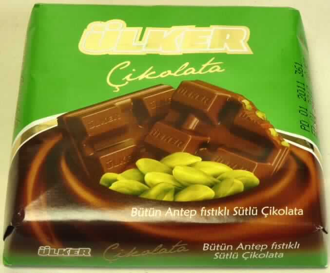 Angaben des Antragstellers:
36,40 % Sugar, 20,00 Pistachio Nuts, 18,72 % Milk Powder, 13,39 % Cocoa Butter, 11,20 % Cocoa Mass, 0,28 % Emulsufier (Soya Lecithine), 0,01 % Artificial Flavour (Ethyl Vanillin).
Angaben zum Meursing-Code: 4,87 % Milchfett, 5,05 % Milchprotein, 0 % Starch, 0 % Glucose, 36,40 % Saccharose/Invertzucker/Isoglucose.
Handelsübliche Maßeinheit: Siehe Warenprobe.

Ergebnis der Untersuchung einer Probe:
Verpackung: In Aluminiumfolie und grünes, bunt bedrucktes Papier verpackt.
Kennzeichnung: "ÜLKER Cikolata Bütün Antep fistikli Sütlü Cikolata NET: 80 g"
Warenbeschreibung: Tafel mit Bruchkerben (Abm.: ca. 9 cm x 9 cm x 1,5 cm) aus Milchschokolade von Pistazienstücken durchzogen; Geruch: nach Schokolade; Geschmack: süß nach Milchschokolade und Pistazien.

Analytische Daten:
"Stärke/Glucose" (1): weniger als 1 %

(1) Methoden (wenn nicht anders angegeben) und Berechnungen gemäß Verordnung (EG) Nr. 900/2008 vom 16.09.2008, zuletzt geändert durch Verordnung (EU) Nr. 118/2010 vom 09.02.2010.

Die Einreihung erfolgt auf der Grundlage der Antragsangaben. Nach den Angaben des Antragstellers liegen Tafeln aus Milchschokolade durchzogen von Pistazien vor.

Schokolade und andere kakaohaltige Lebensmittelzubereitungen: andere, in Form von Tafeln, Stangen oder Riegeln: nicht gefüllt: mit Zusatz von Getreide, Früchten oder Nüssen.