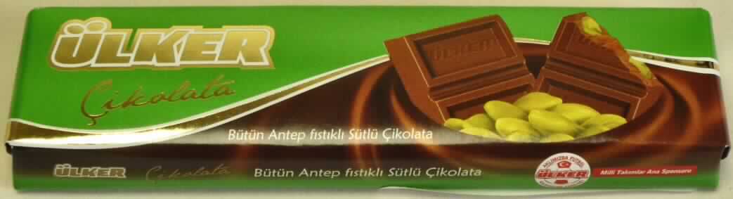Angaben des Antragstellers:
Zusammensetzung: 37,31 % Sugar, 19,19 % Milk Powder, 18,00 Pistachio Nuts, 13,73 % Cocoa Butter, 11,48 % Cocoa Mass, 0,28 % Emulsufier (Soya Lecithine), 0,01 % Artificial Flavour (Ethyl Vanillin).
Angaben zum Meursing-Code: 4,99 % Milchfett, 5,18 % Milchprotein, 0 % Starch, 0 % Glucose, 37,31 % Saccharose/Invertzucker/Isoglucose.
Handelsübliche Maßeinheit: 

Ergebnis der Untersuchung einer Probe:
Verpackung: In Aluminiumfolie und grünes, bunt bedrucktes Papier verpackt.
Kennzeichnung: "ÜLKER Cikolata Bütün Antep fistikli Sütlü Cikolata Milk Chocolate With Pistachios NET: 40 g"
Warenbeschreibung: Riegel mit Bruchkerben (Abm.: ca. 12,5 cm x 3,5 cm x 1,0 cm) aus Milchschokolade von Pistazienstücken durchzogen; Geruch: nach Schokolade; Geschmack: süß nach Milchschokolade und Pistazien.

Analytische Daten:
"Stärke/Glucose" (1): weniger als 1 %

(1) Methoden (wenn nicht anders angegeben) und Berechnungen gemäß Verordnung (EG) Nr. 900/2008 vom 16.09.2008, zuletzt geändert durch Verordnung (EU) Nr. 118/2010 vom 09.02.2010.

Die Einreihung erfolgt auf der Grundlage der Antragsangaben. Nach den Angaben des Antragstellers liegen Riegel aus Milchschokolade durchzogen von Pistazien vor.

Schokolade und andere kakaohaltige Lebensmittelzubereitungen: andere, in Form von Tafeln, Stangen oder Riegeln: nicht gefüllt: mit Zusatz von Getreide, Früchten oder Nüssen.